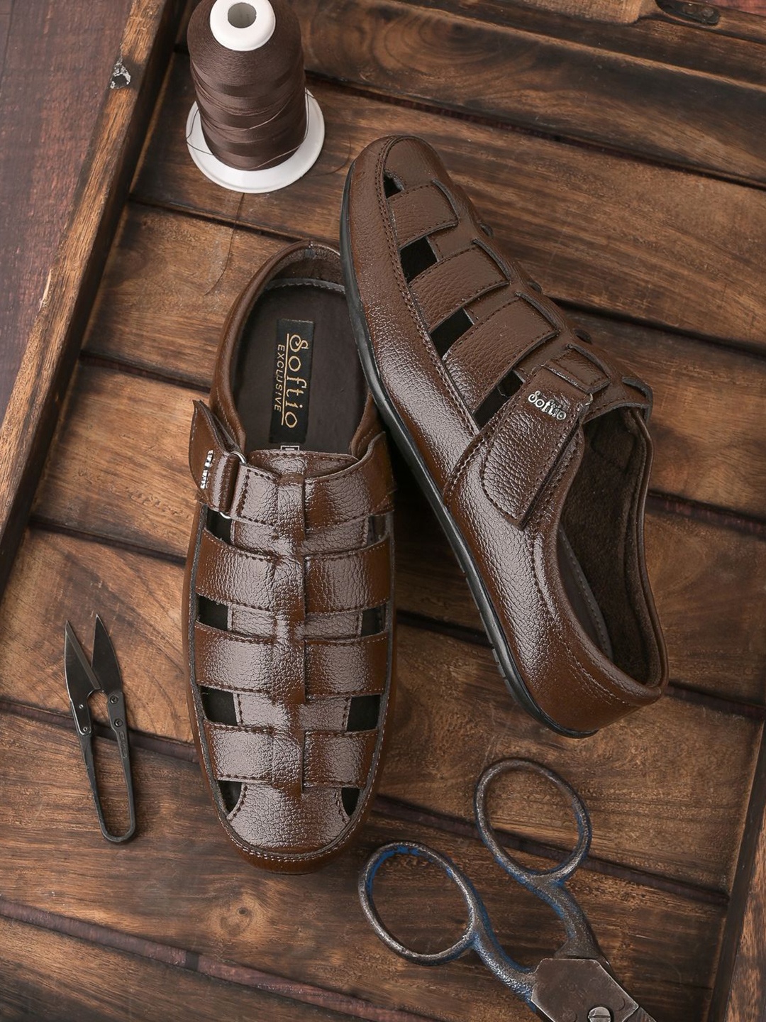 

SOFTIO Men Fisherman Sandals, Brown
