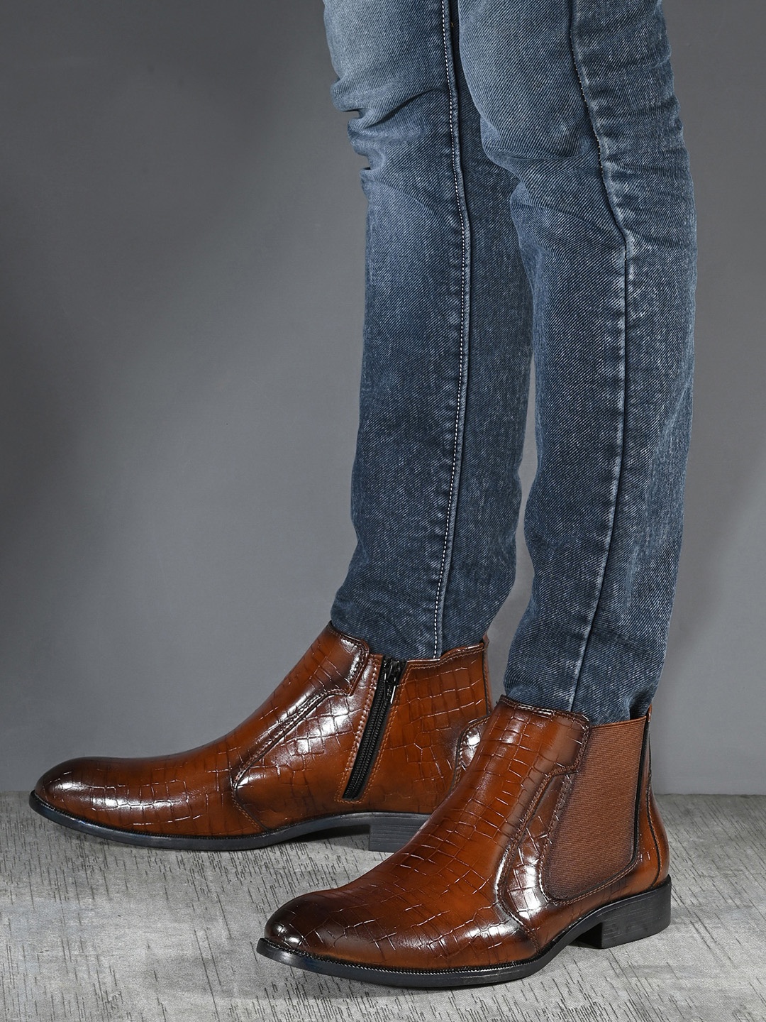 

AfroJack Men Textured Block-Heeled Chelsea Boots, Tan