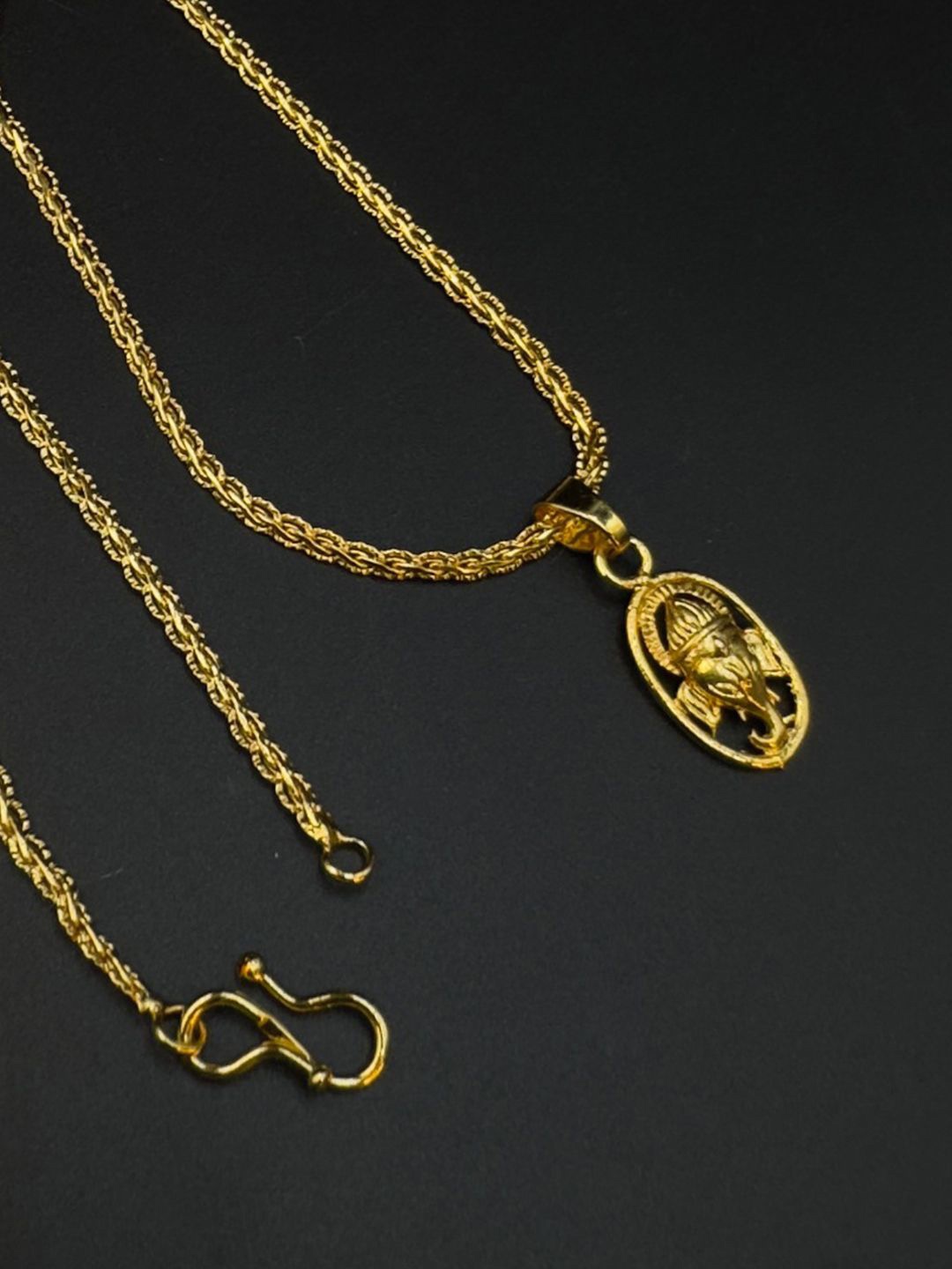 

Estele Gold-Plated Oval Pendant With Chain