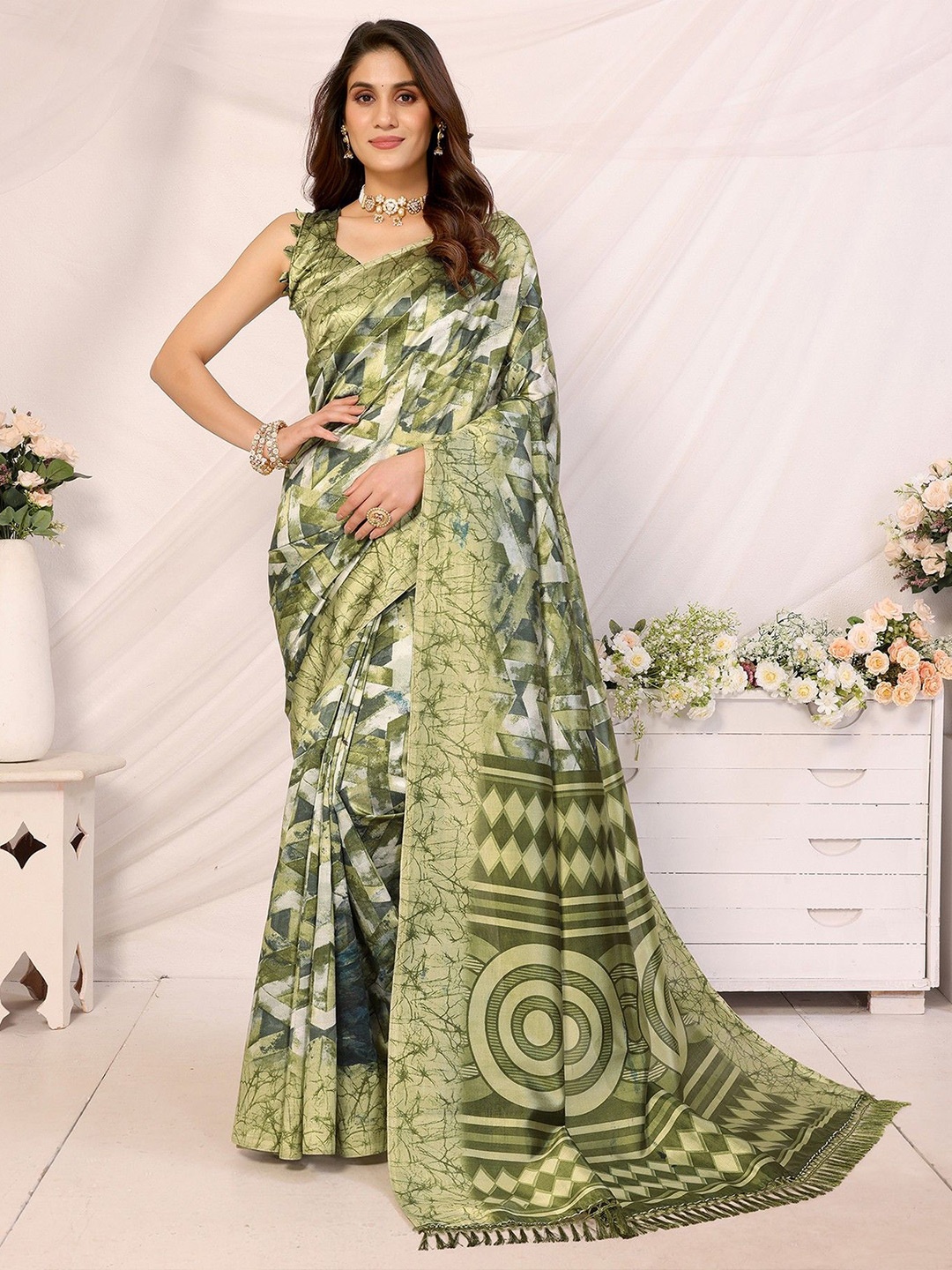 

KALINI Geometric Printed Art Silk Saree With Blouse Piece, Green