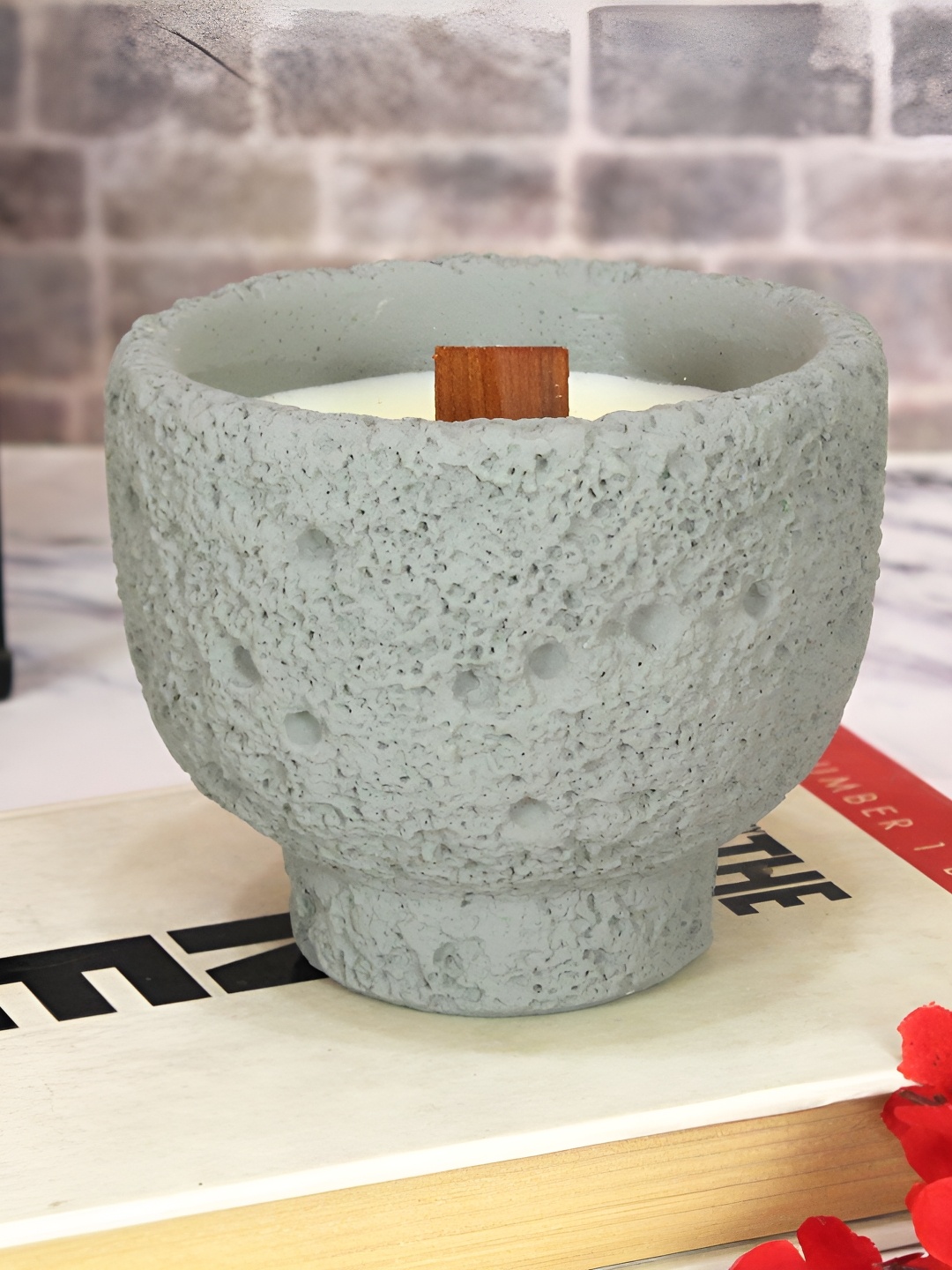 

TIED RIBBONS Grey & White Freesia Scented 10-12 Hours Burn Time Jar Candle