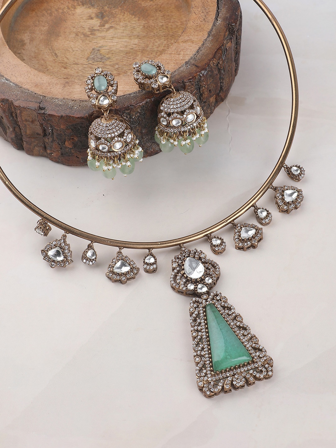 

AURAA TRENDS Gold-Plated Stones-Studded Jewellery Set