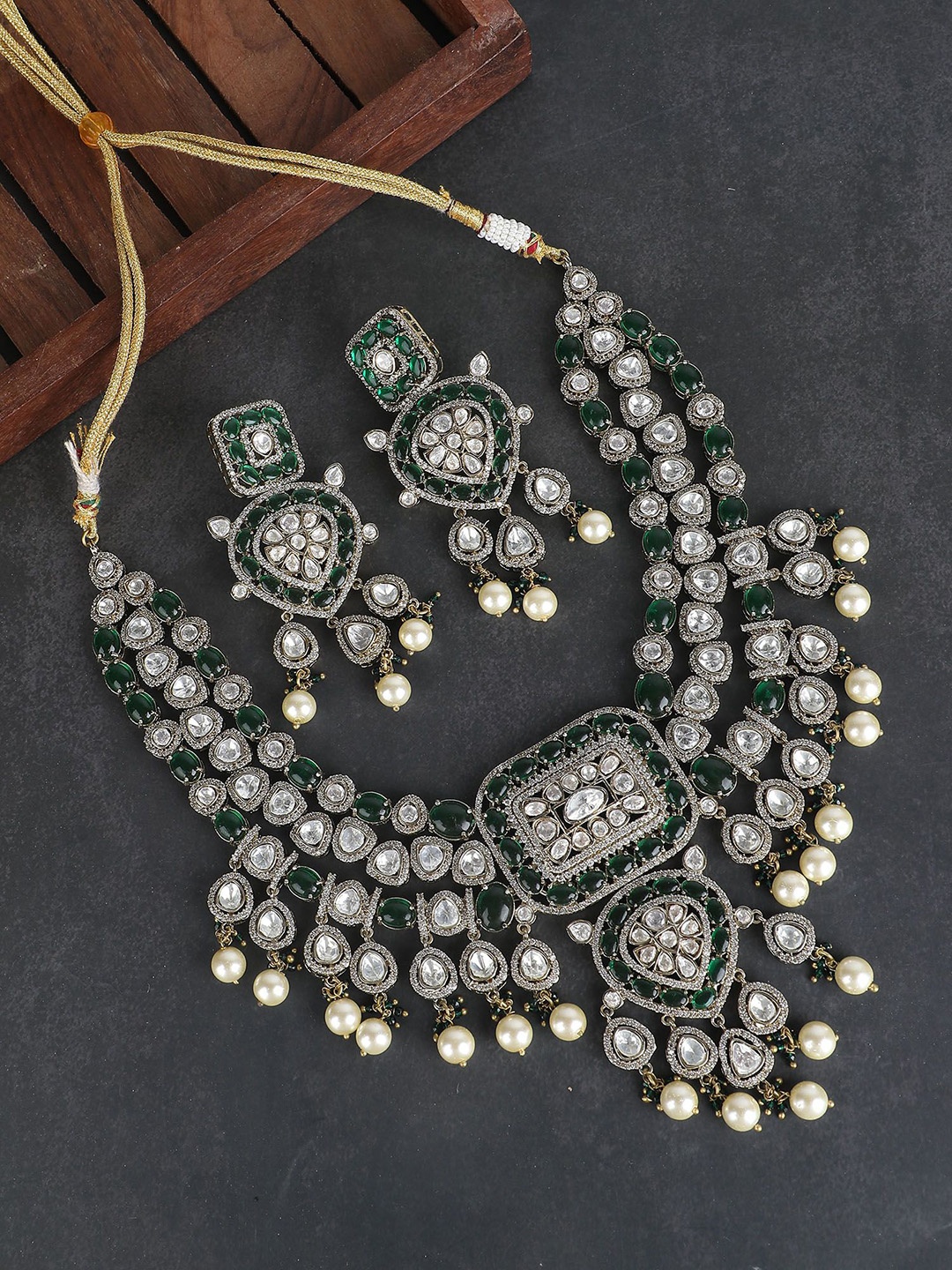 

AURAA TRENDS Silver-Plated Stone-Studded & Beaded Jewellery Set