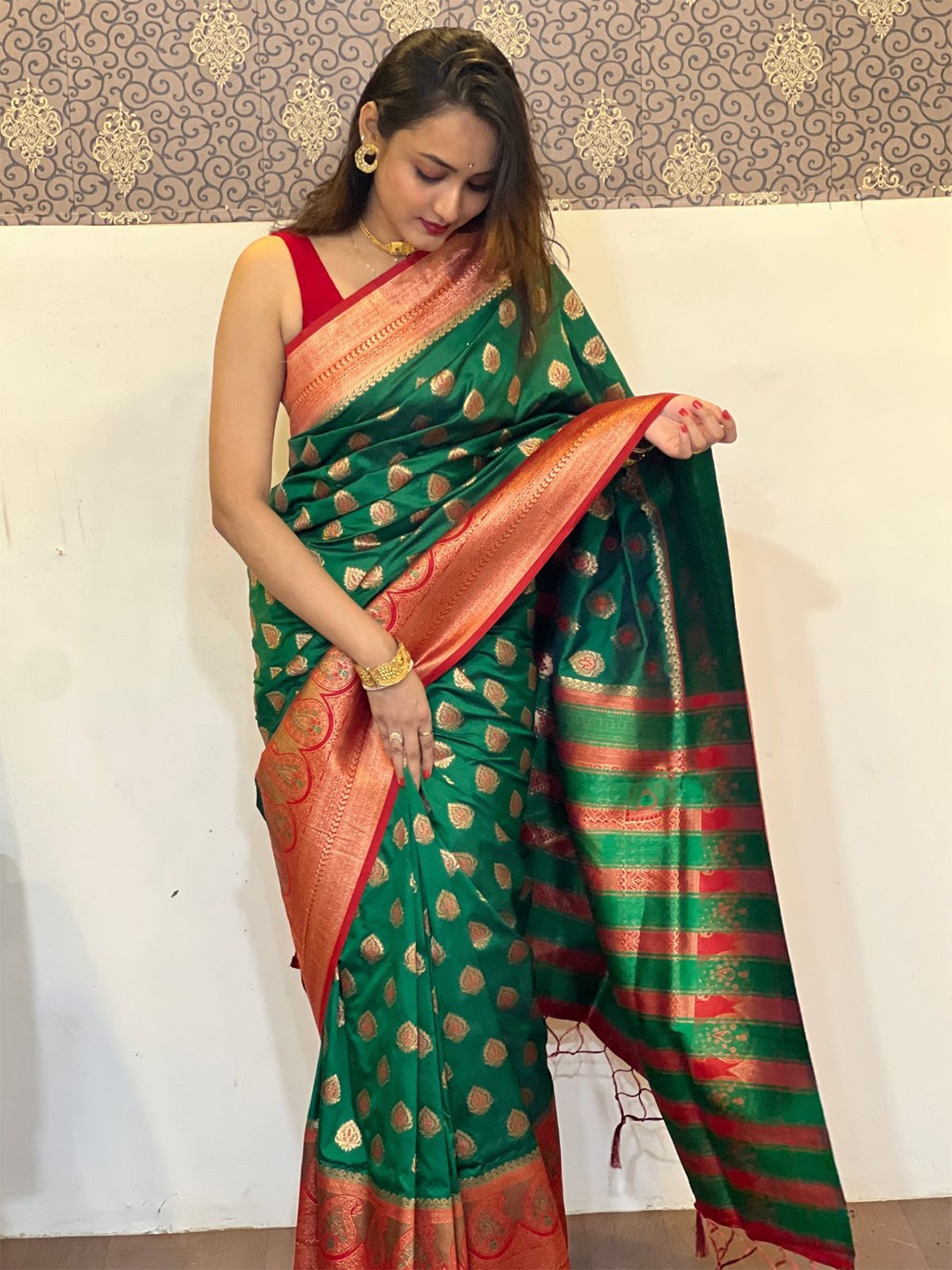 

ODETTE Ethnic Motifs Woven Design Zari Saree, Green