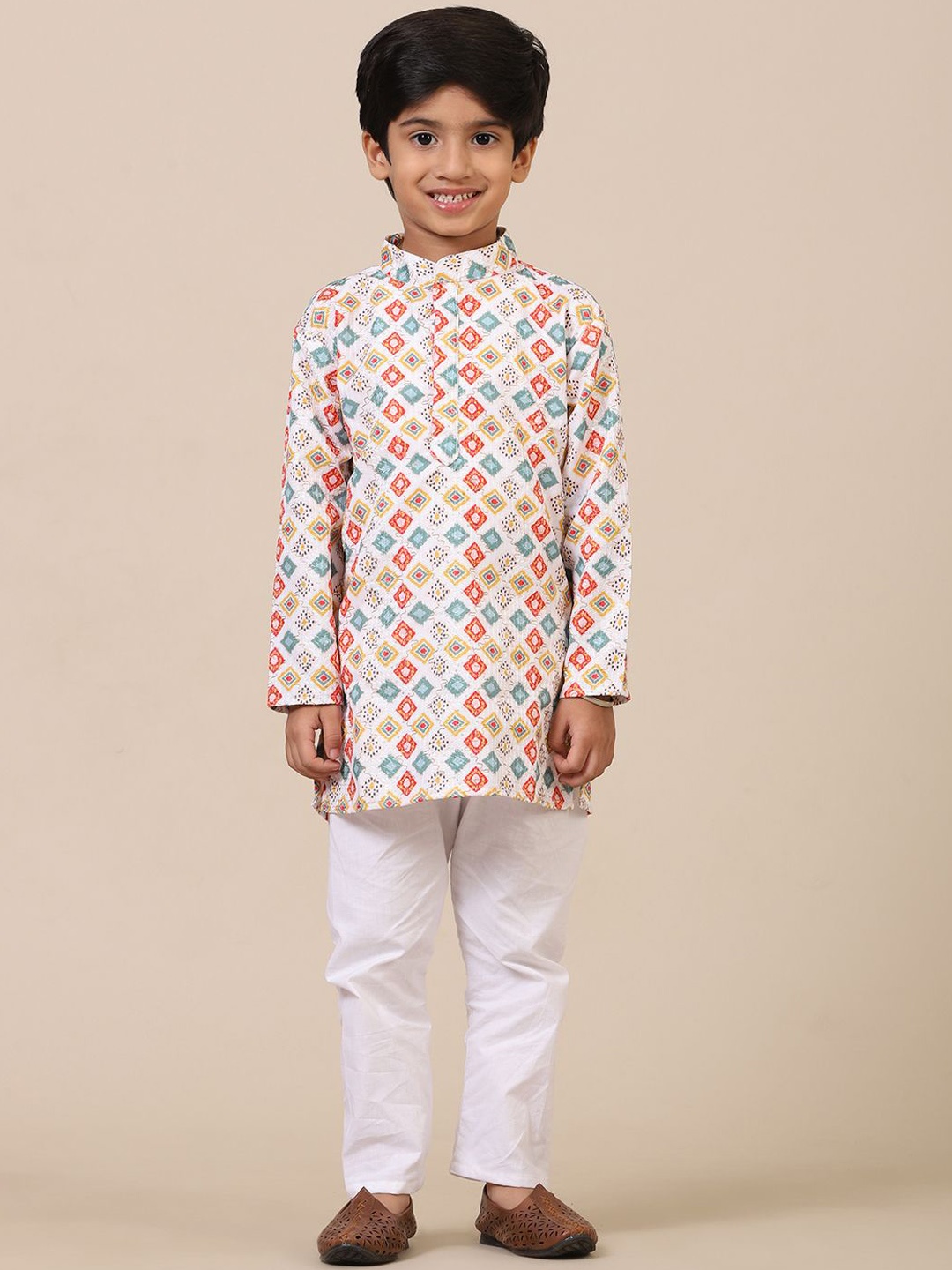 

Stuffie Land Boys Geometric Printed Mandarin Collar Pure Cotton Straight Kurta & Pyjamas, White