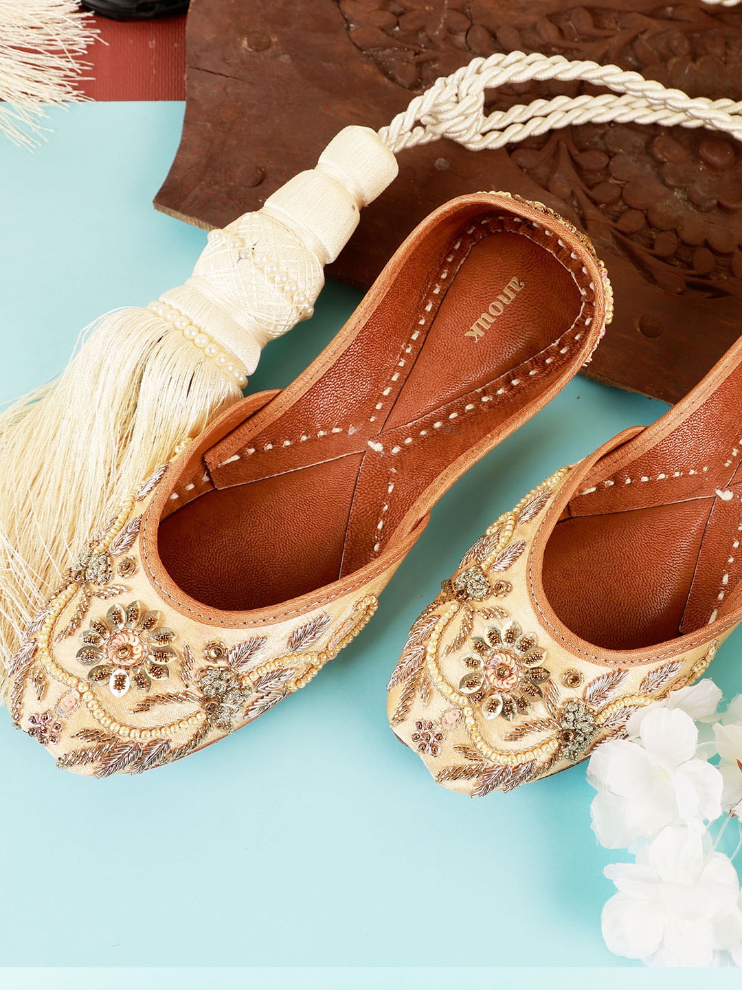 

Anouk Women Embellished Mojaris Flats, Cream