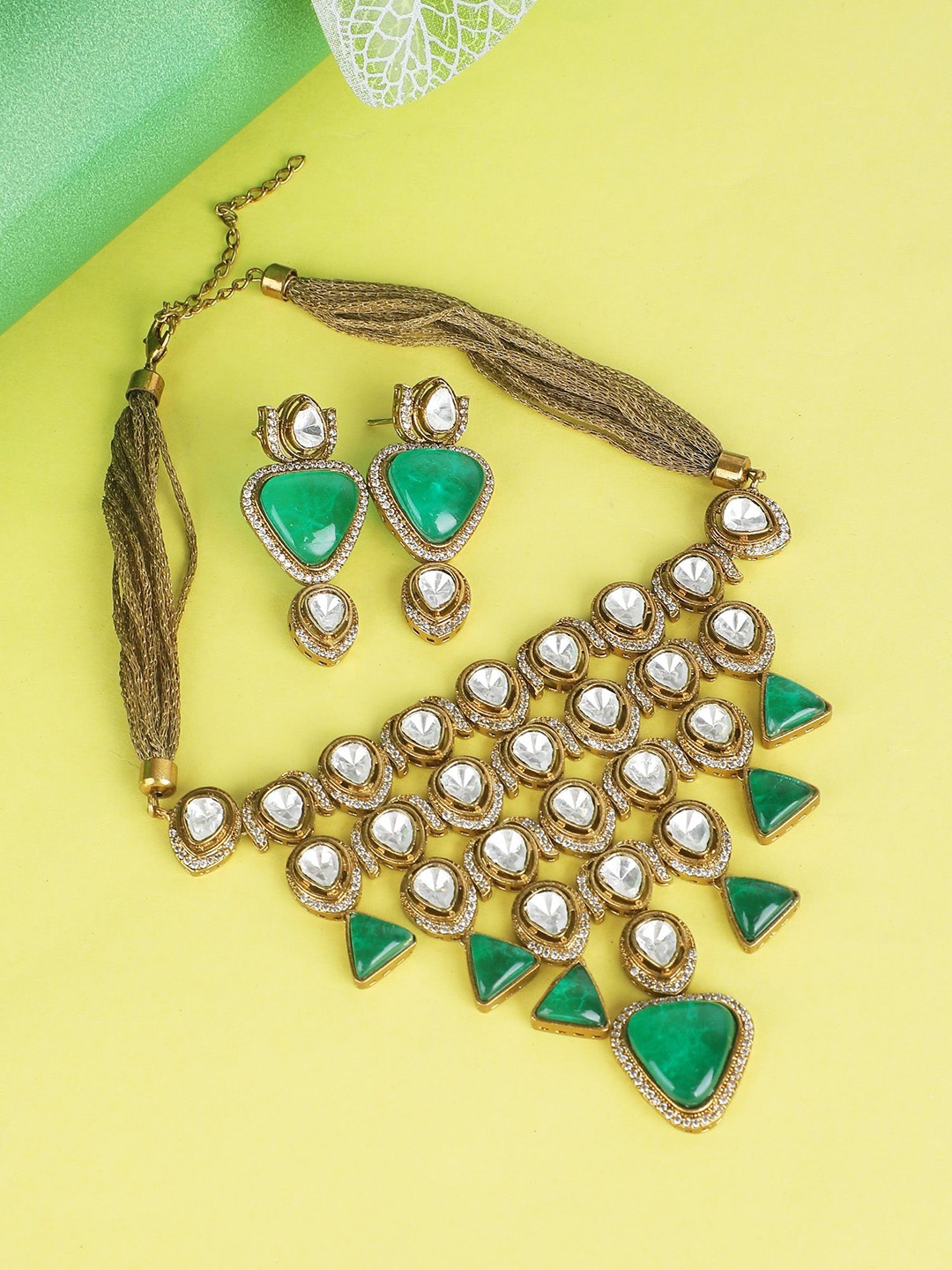 

AURAA TRENDS Timeless charm and elegance Gold-Plated Stone-Studded Jewellery Set