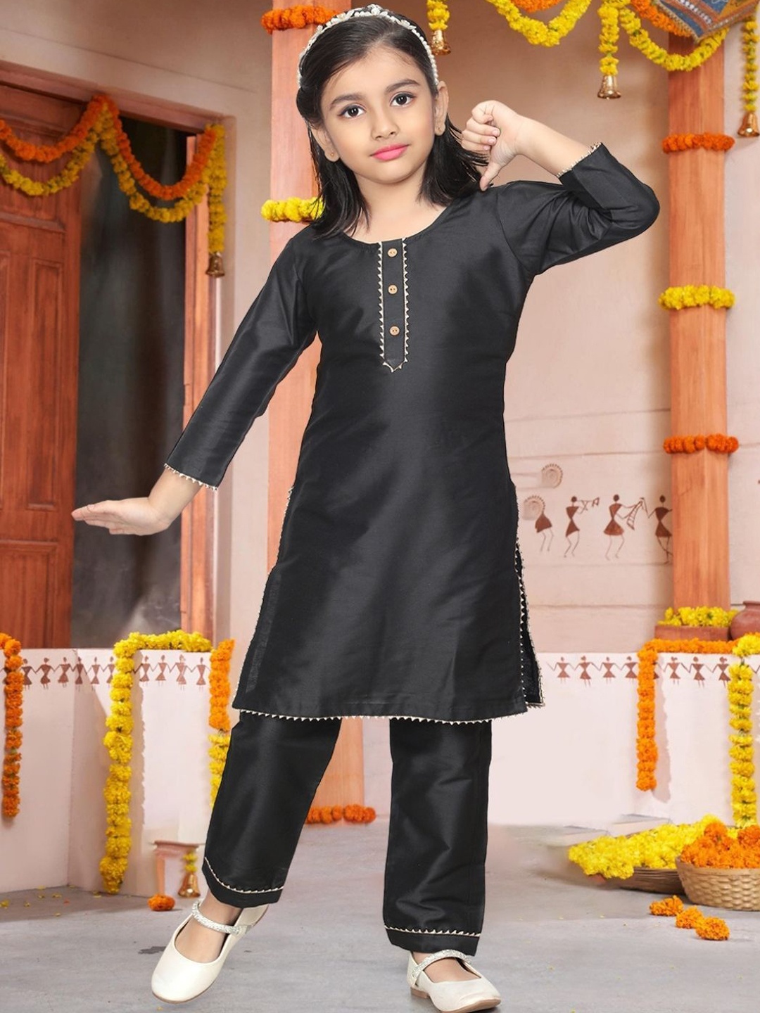 

Pehanaava Girls Gotta Patti Straight Kurta With Trouser, Black