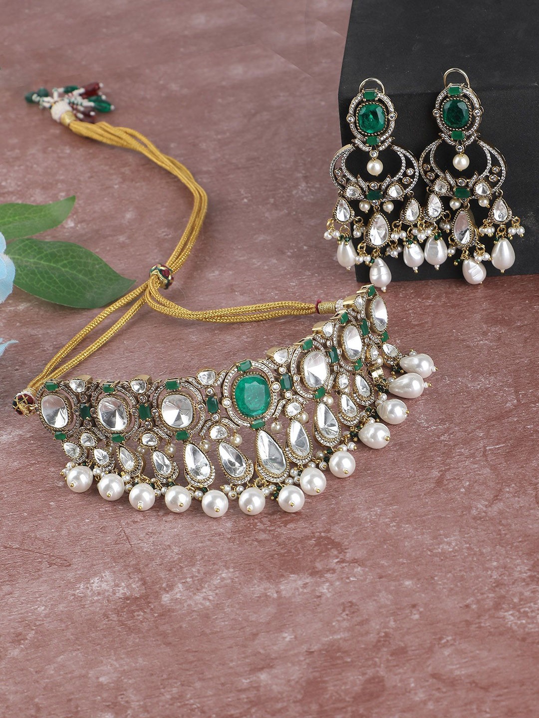 

AURAA TRENDS Gold-Plated Kundan Stone Studded & Beaded Jewellery Set