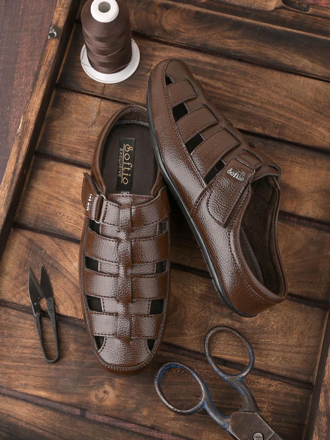 

SOFTIO Men Comfort Slip On Sandals, Brown