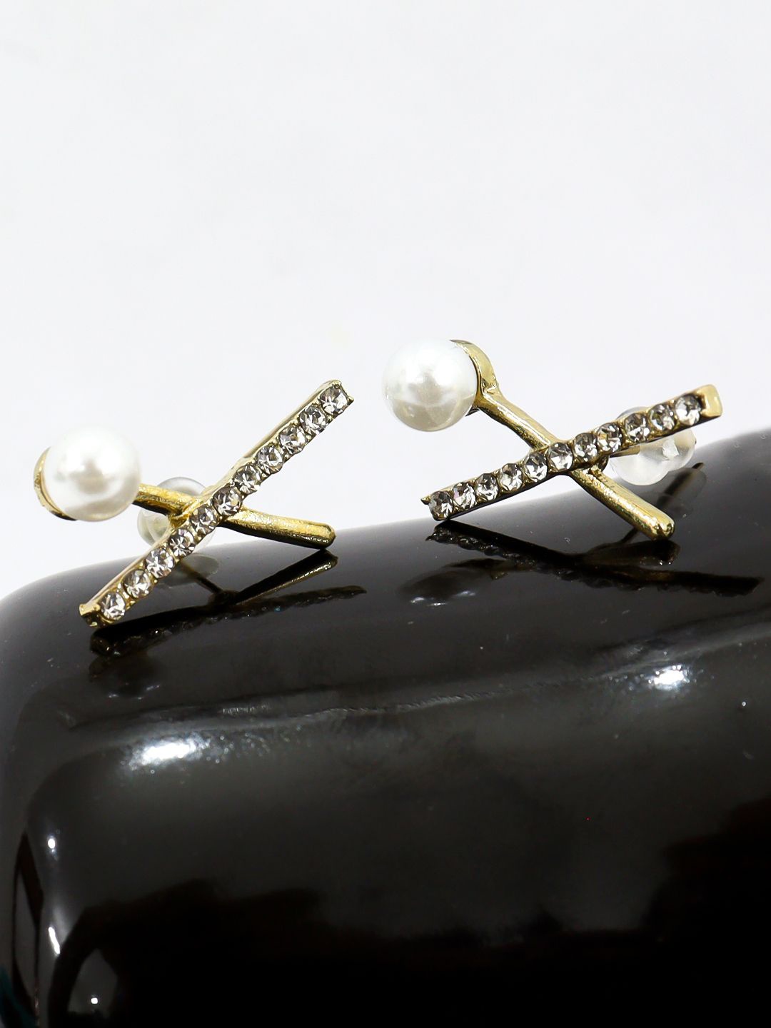 

VAGHBHATT Gold-Plated Stainless Steel Stone Studded & Pearls Beaded X Shaped Studs