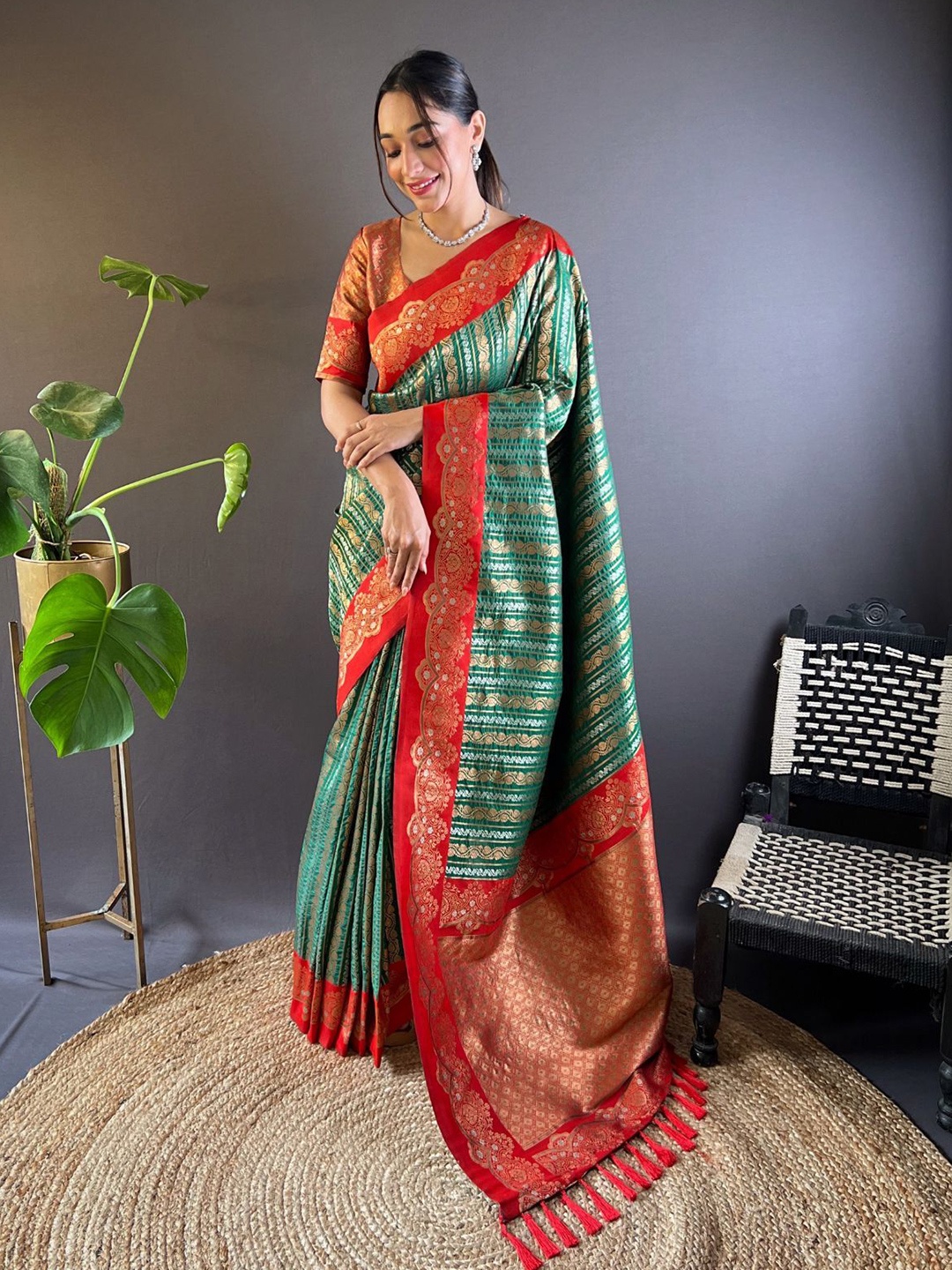 

ODETTE Ethnic Motifs Zari Saree With Unstitched Blouse, Green