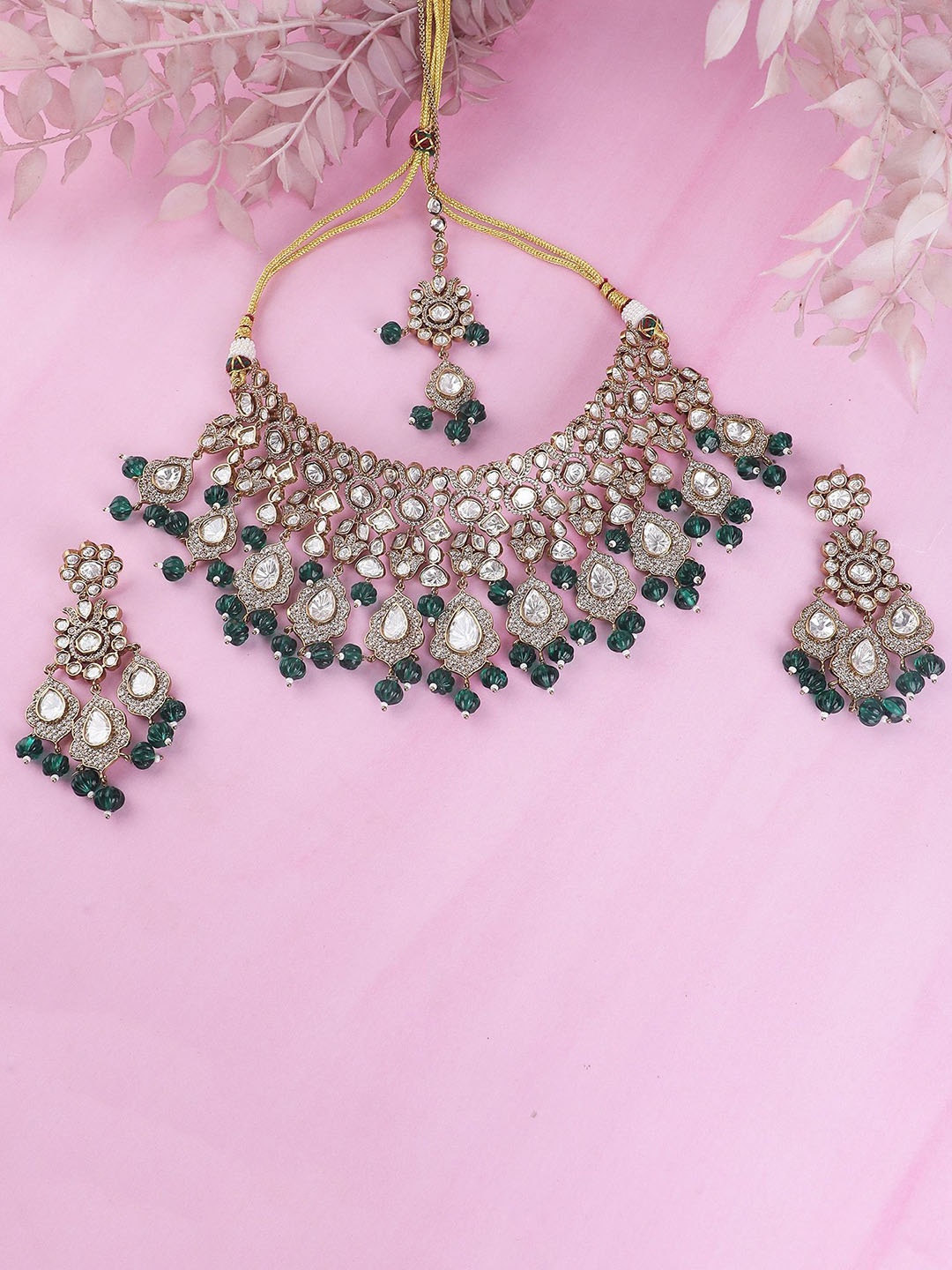 

AURAA TRENDS Crafted to adorn you Gold-Plated Kundan-Studded & Beaded Jewellery Set