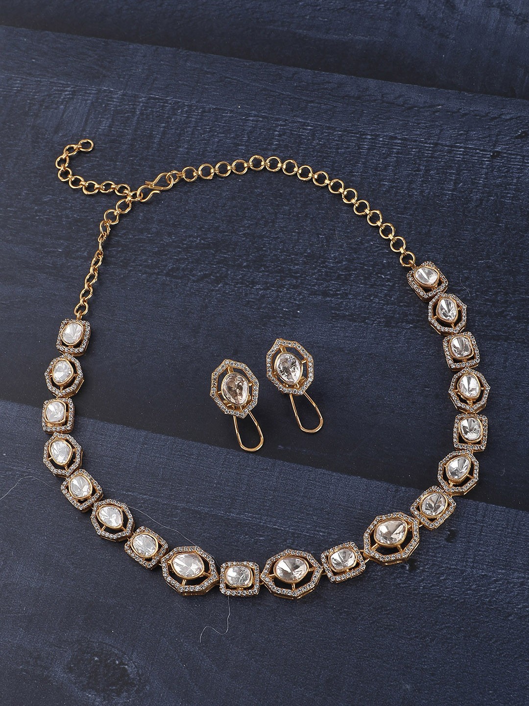 

AURAA TRENDS Gold-Plated Stone-Studded Jewellery Set