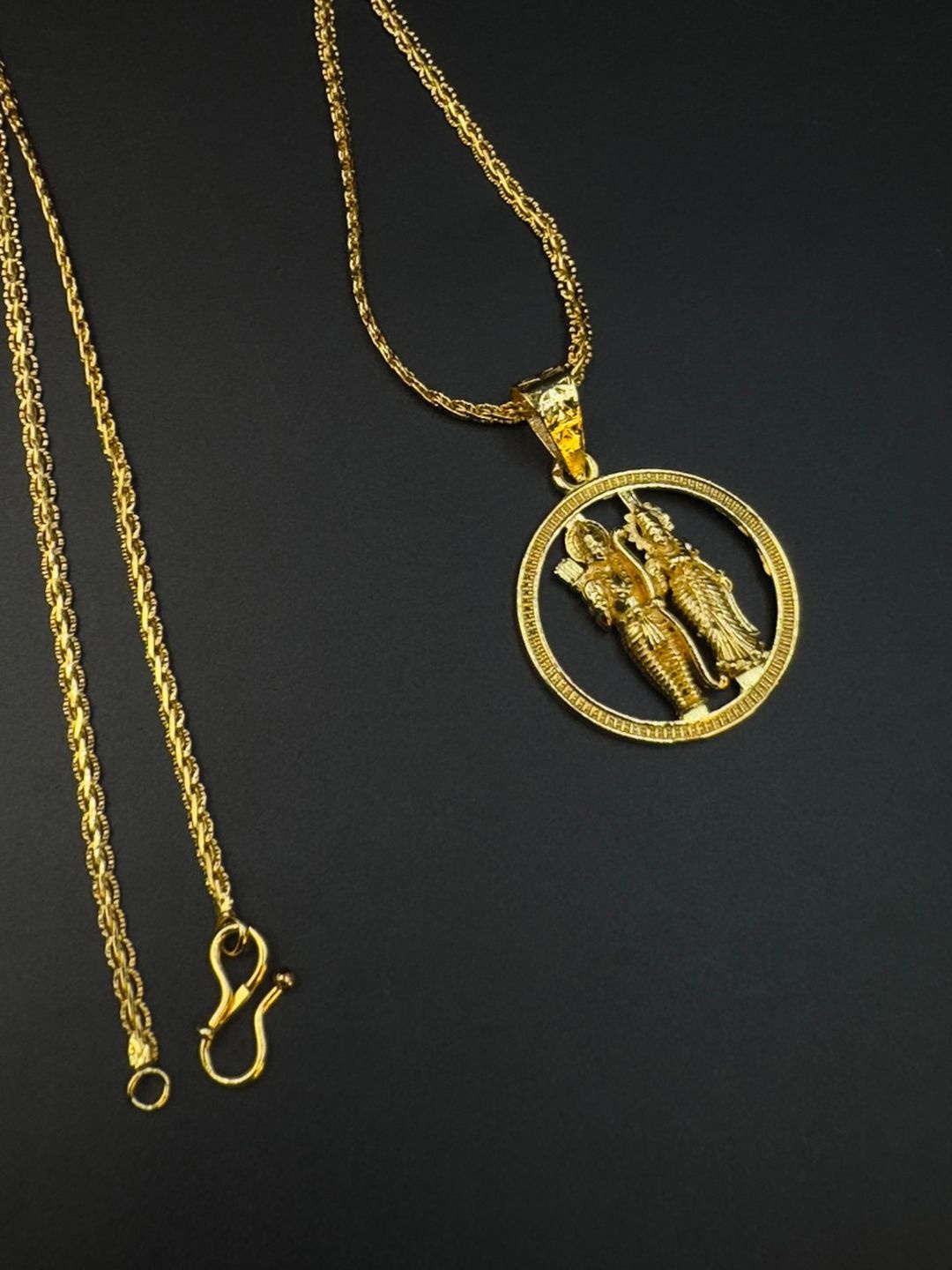 

Estele Gold-Plated Oval Pendant With Chain