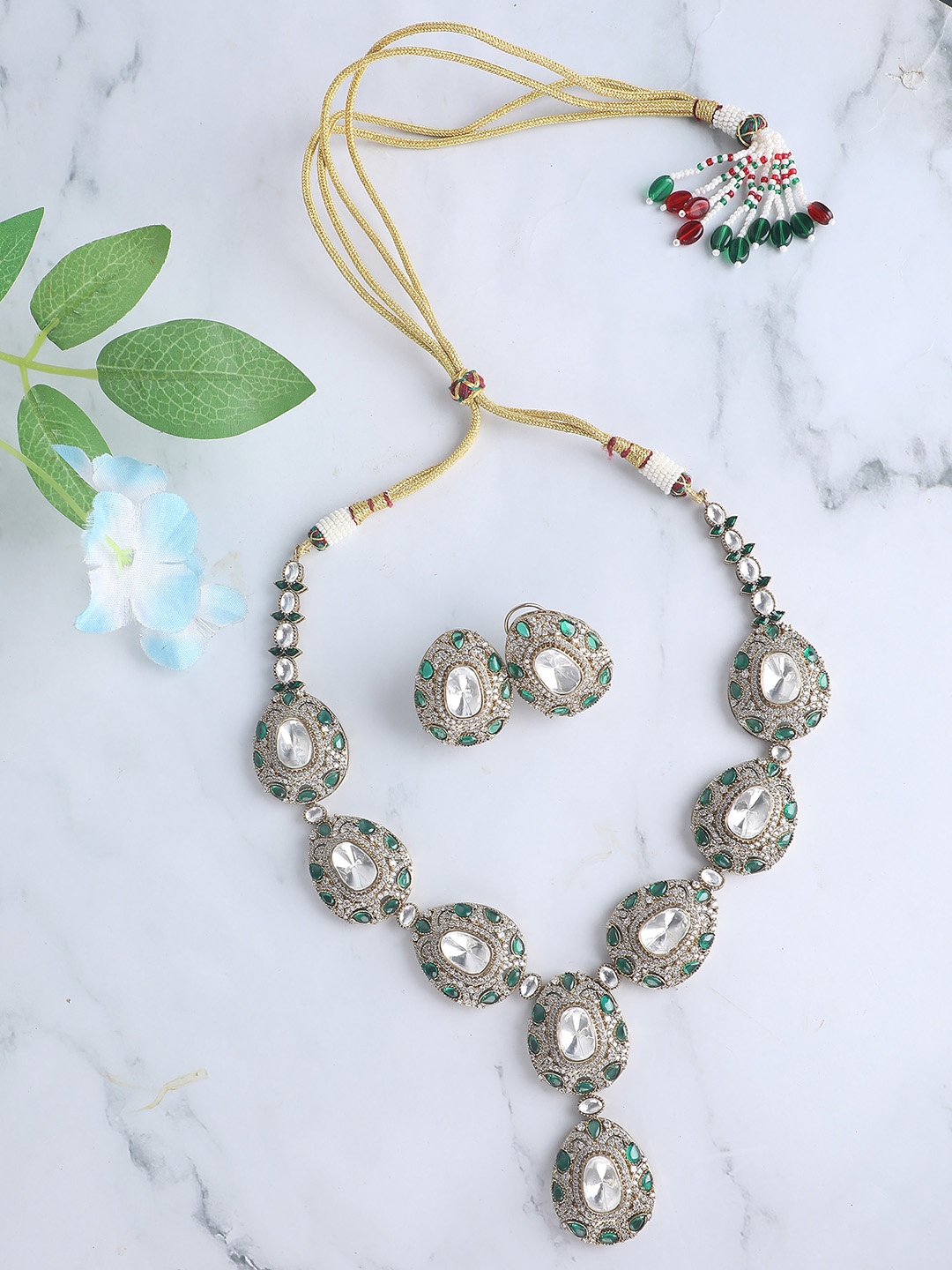 

AURAA TRENDS Elegant Gold-Plated Kundan Stone-Studded Jewellery Set