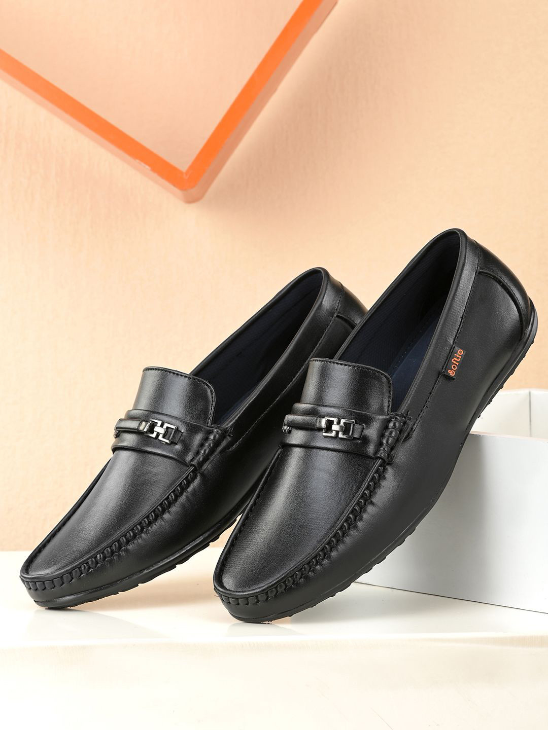 

SOFTIO Men Round Toe Casual Loafers, Black