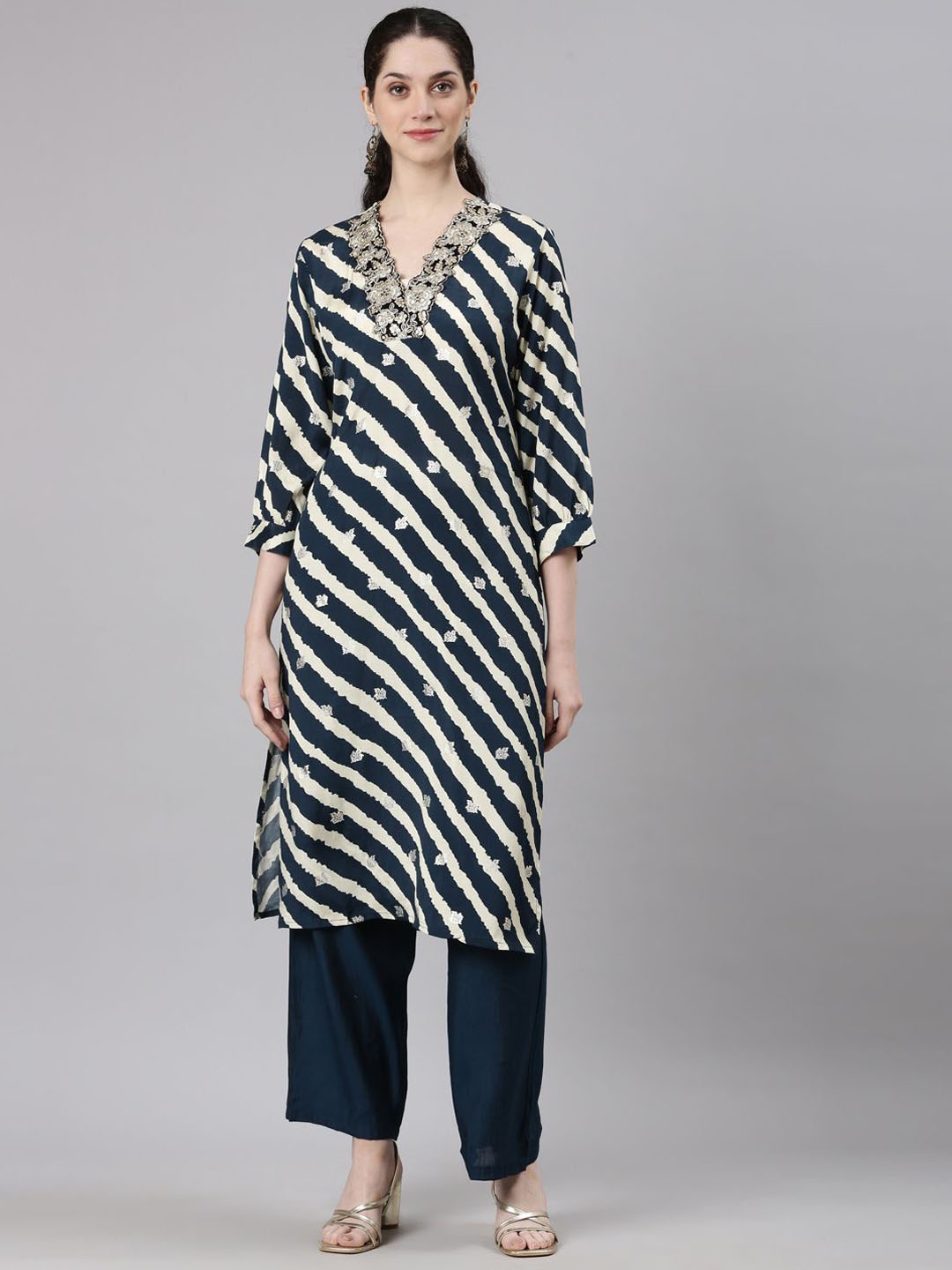 

Neerus Leheriya Printed Kurta With Trousers, Navy blue