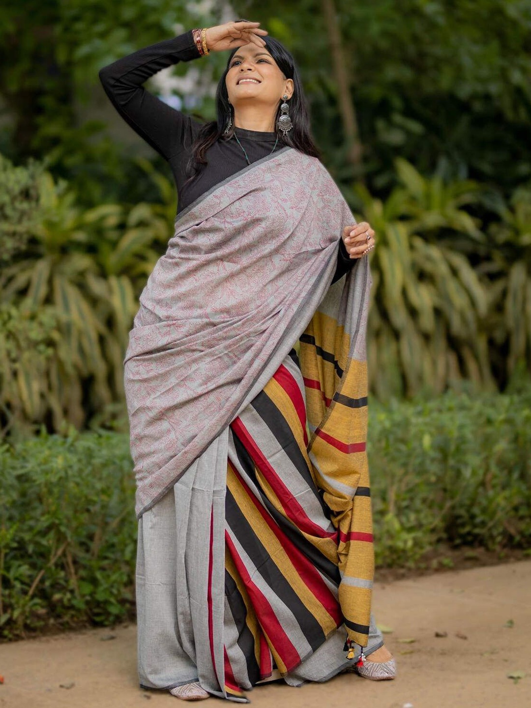 

SOULWEAVES Floral Pure Cotton Saree With Blouse Piece, Grey