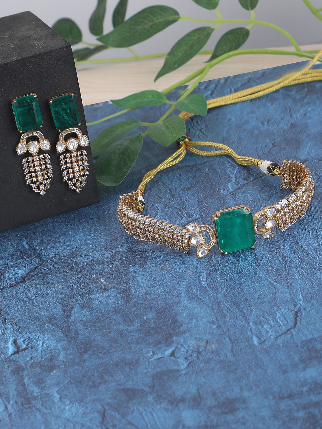 

AURAA TRENDS Gold-Plated Stone Studded Jewellery Set