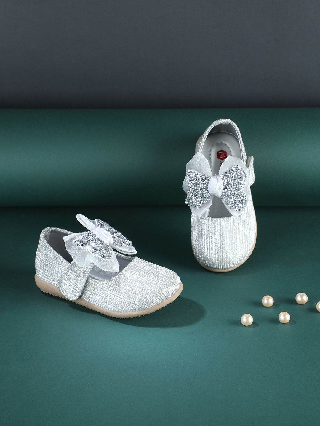 

Minesole Girls Round Toe Flatforms, Silver