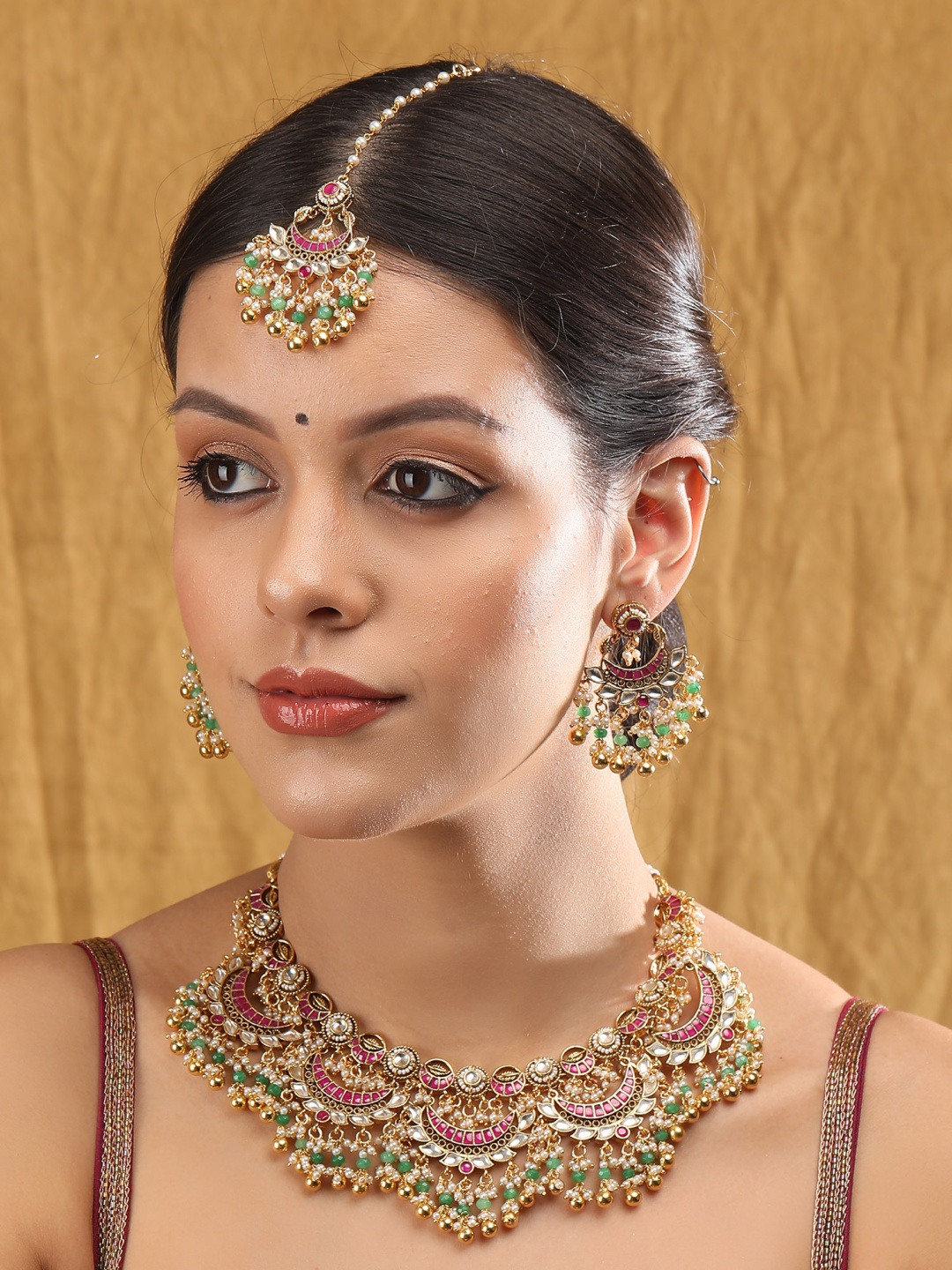 

AURAA TRENDS Gold-Plated Stones-Studded & Beaded Jewellery Set