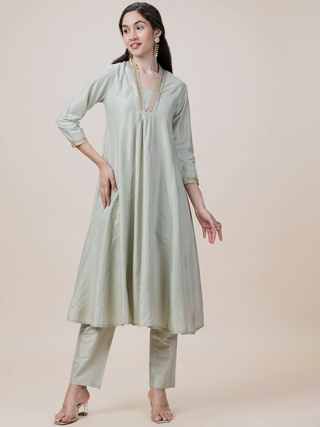 

BARARA ETHNIC V-Neck Anarkali Kurta With Trousers, Green