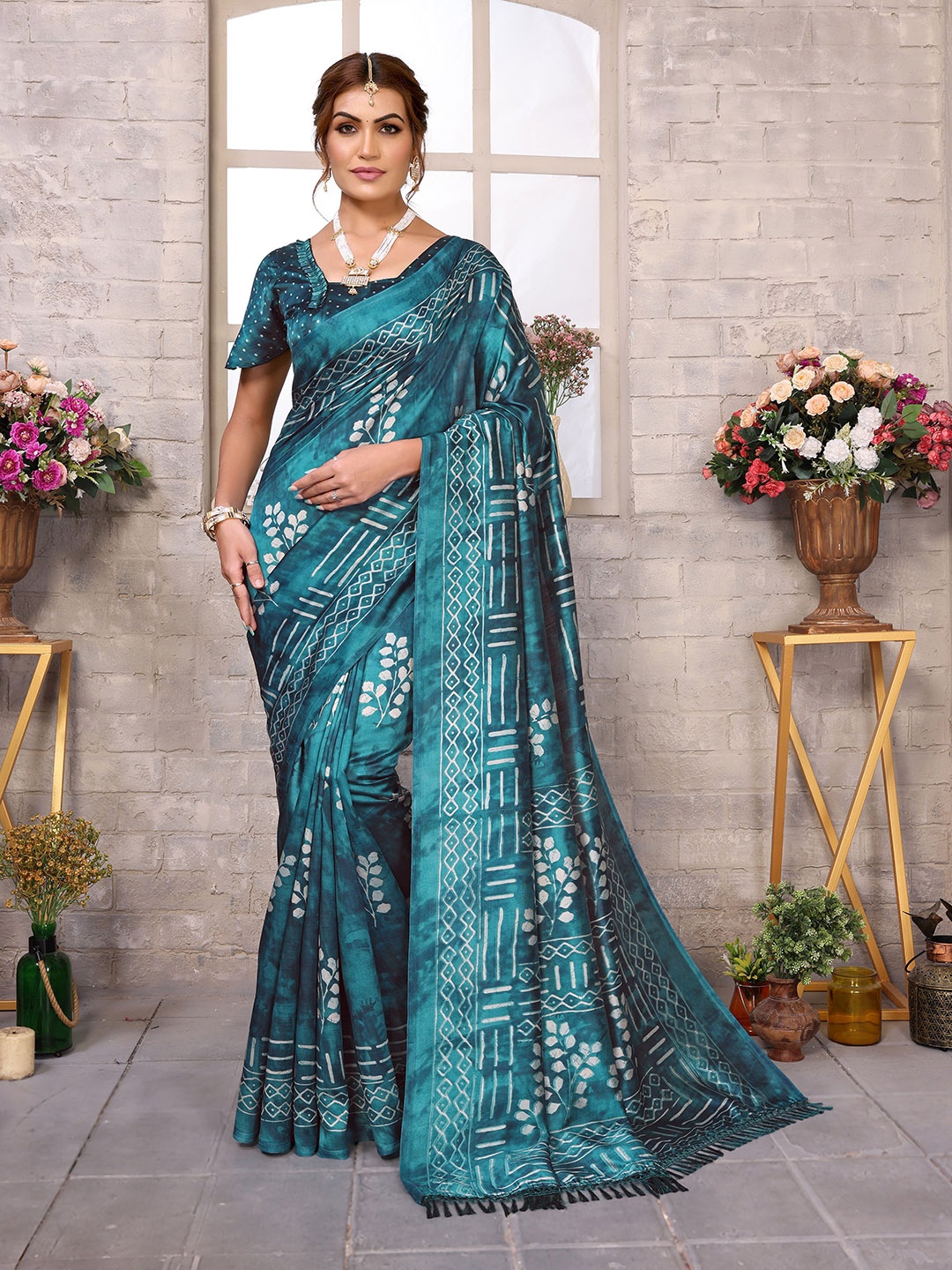 

KALINI Floral Printed Saree With Blouse Piece, Teal