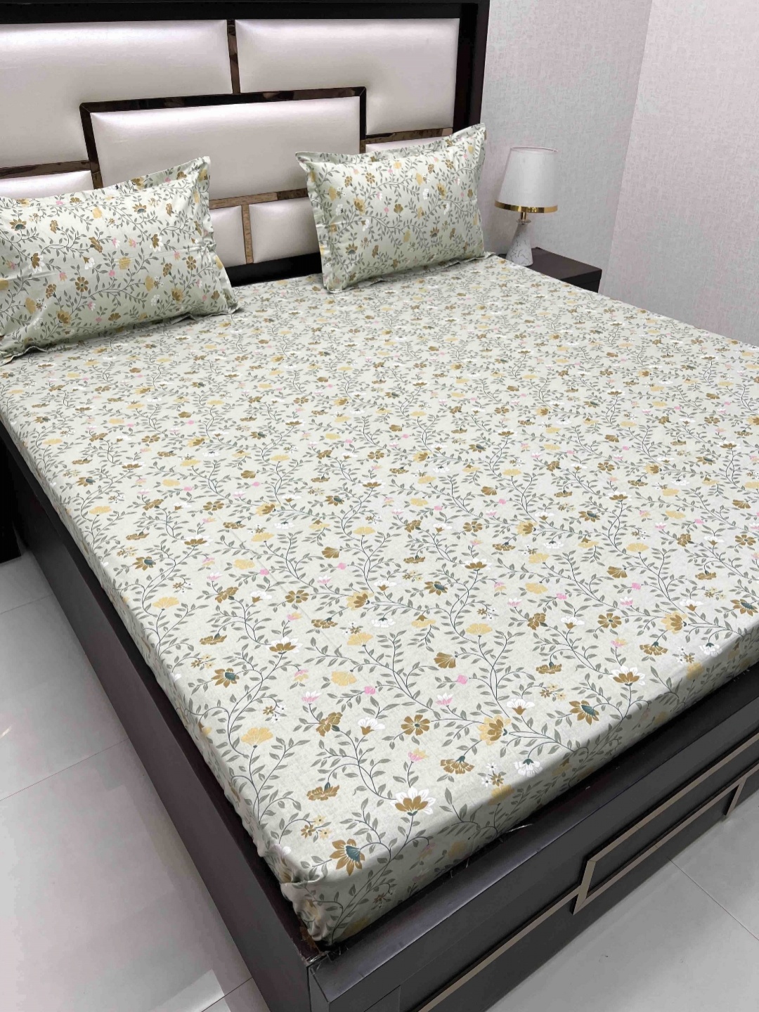 

Pure Decor Velar Green Floral Pure Cotton 400 TC Super King Bedsheet Set-2.74 m x 3.04 m