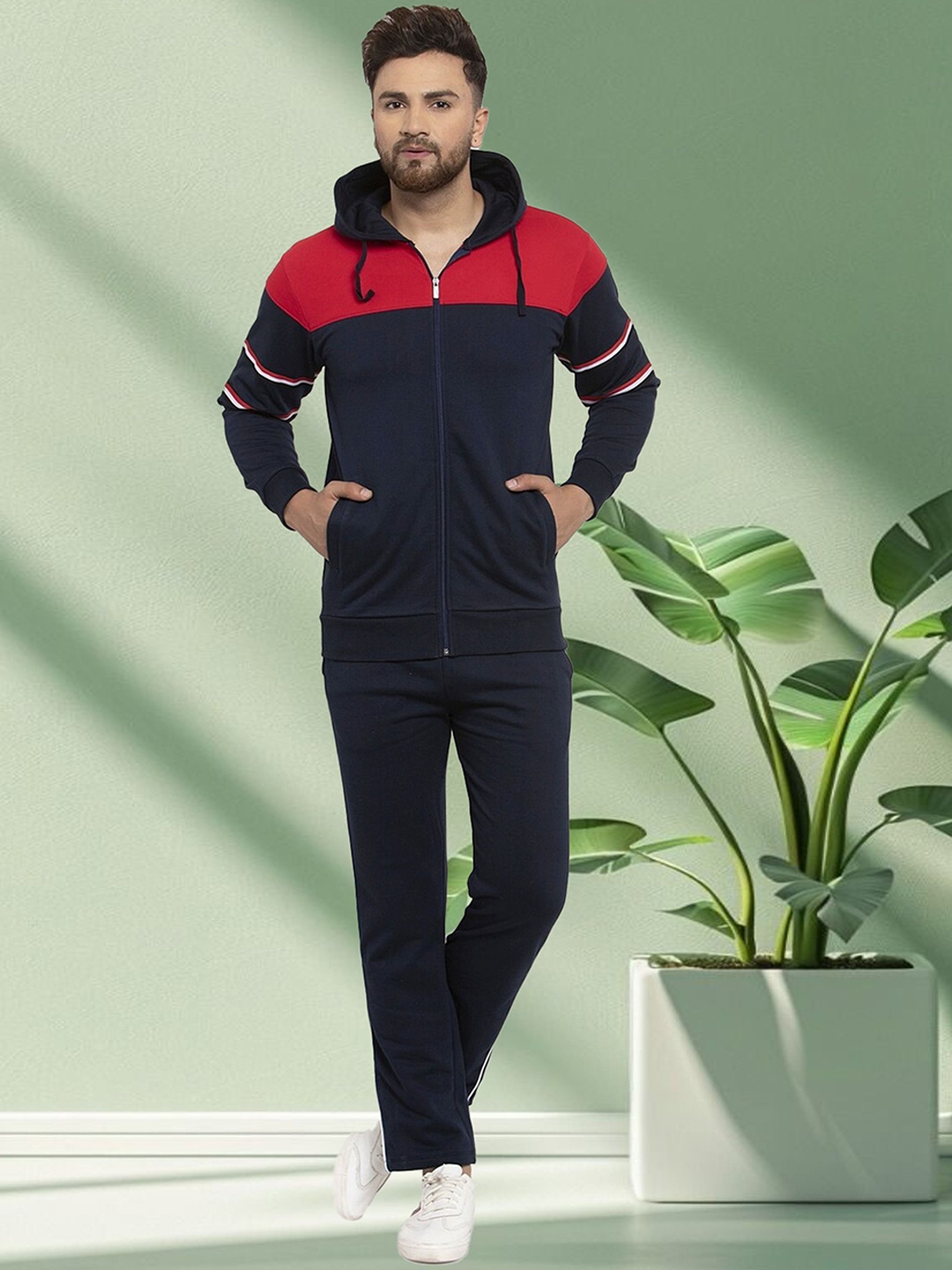 

WILD WEST Men Colourblocked Tracksuits, Navy blue