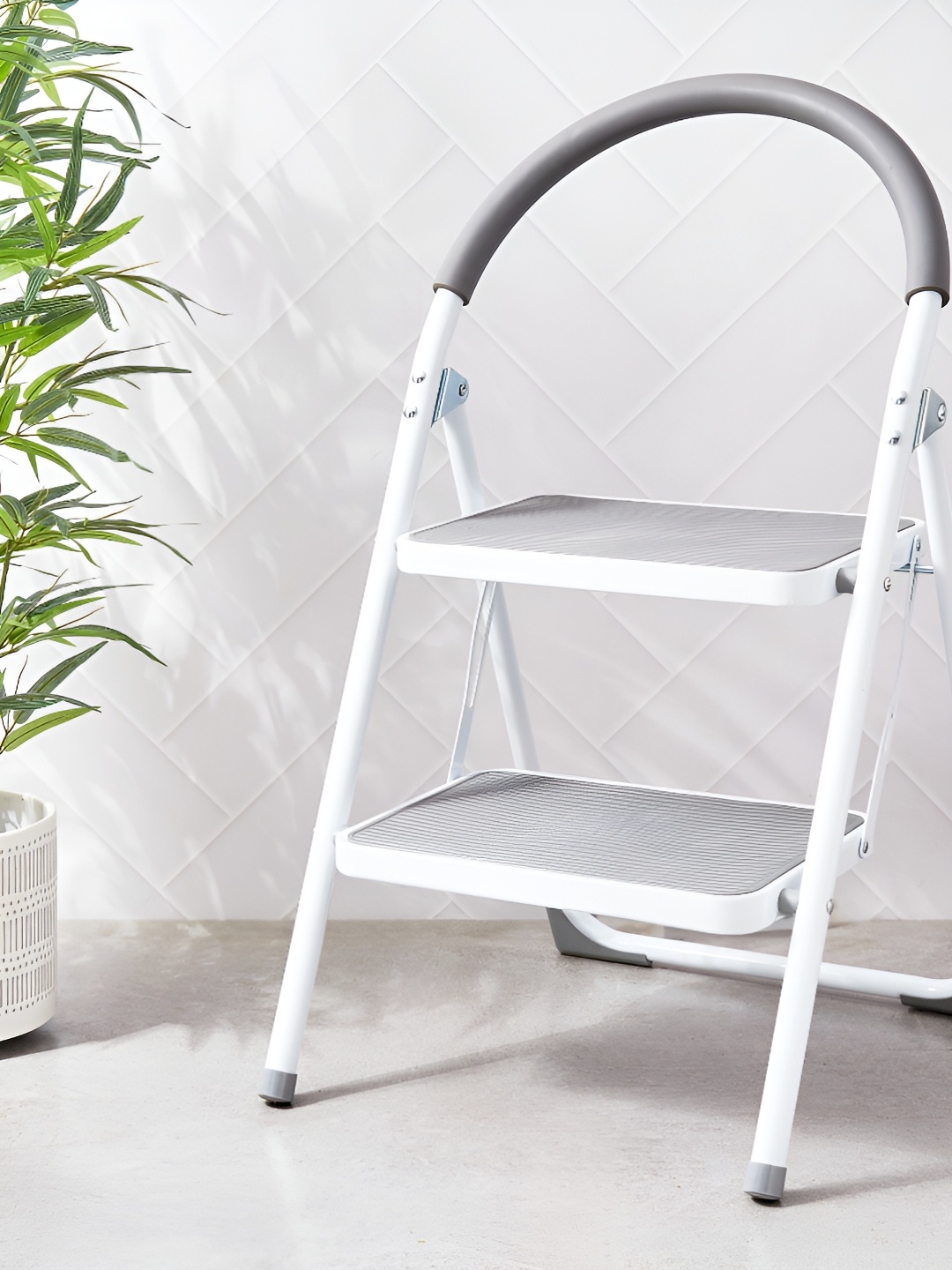 

Home Centre Omnia Flavell White & Grey Solid Metal 2 Step Ladder