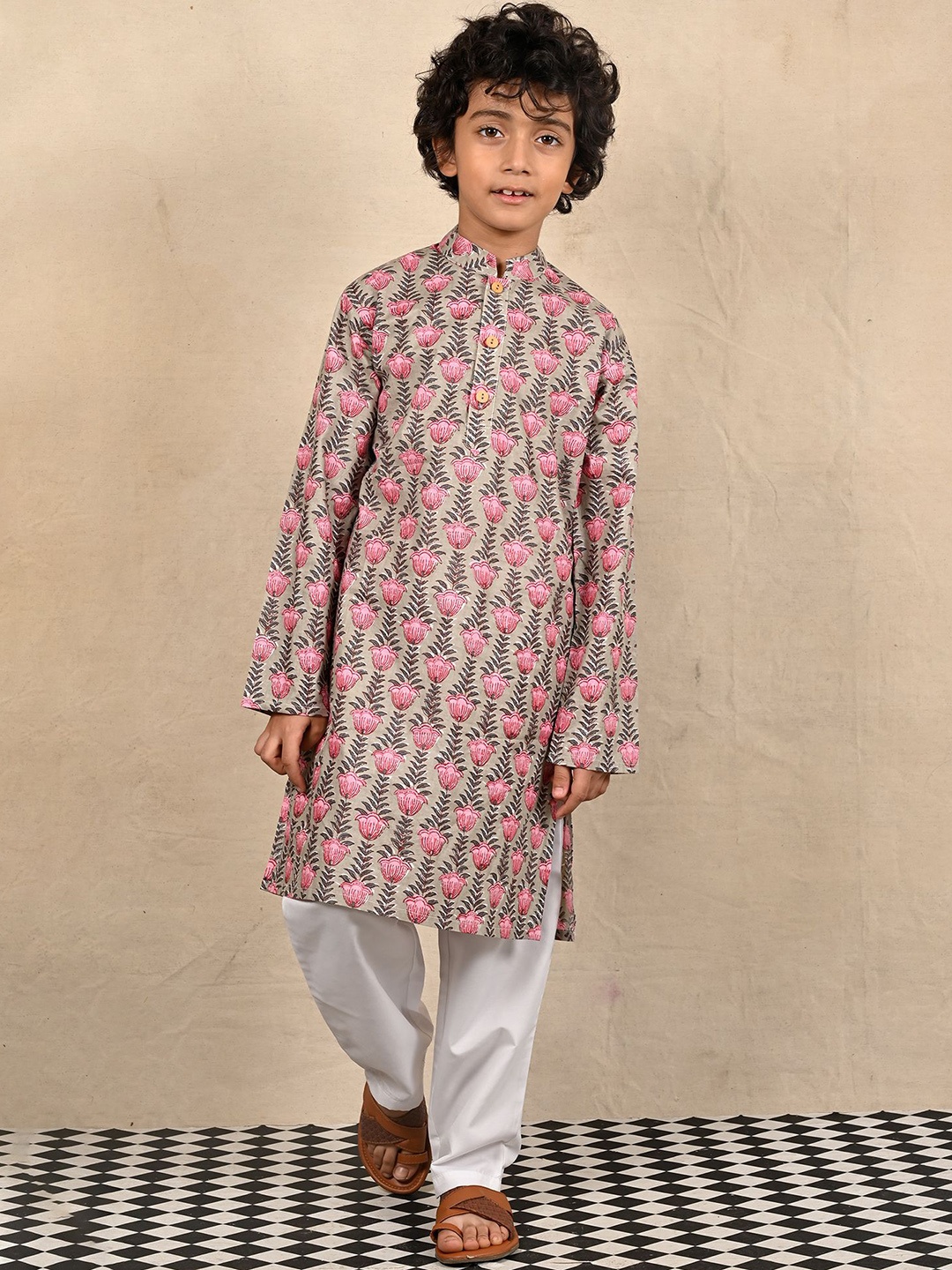 

Anthrilo Boys Ethnic Motifs Printed Mandarin Collar Pure Cotton Kurta With Trousers, Pink