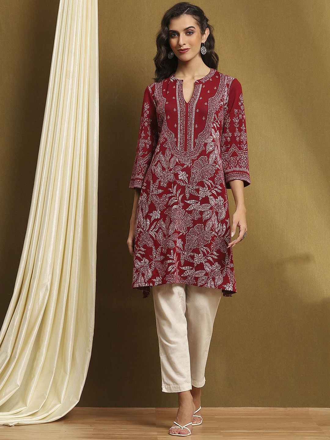 

Biba Floral Printed Notch Neck Jacquard Regular Straight Kurta, Maroon