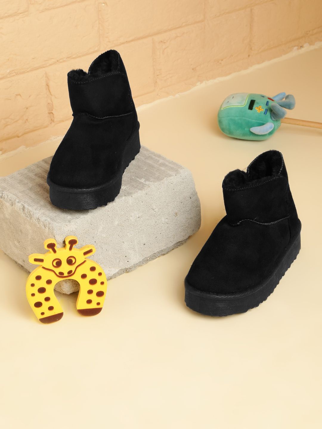 

Truffle Collection Kids Round Toe Winter Boots, Black