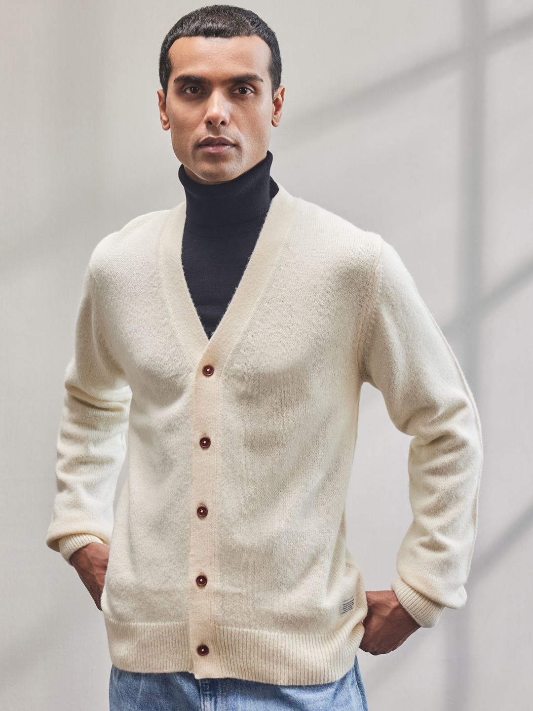 

Mr Bowerbird Men V-Neck Cardigan, Off white