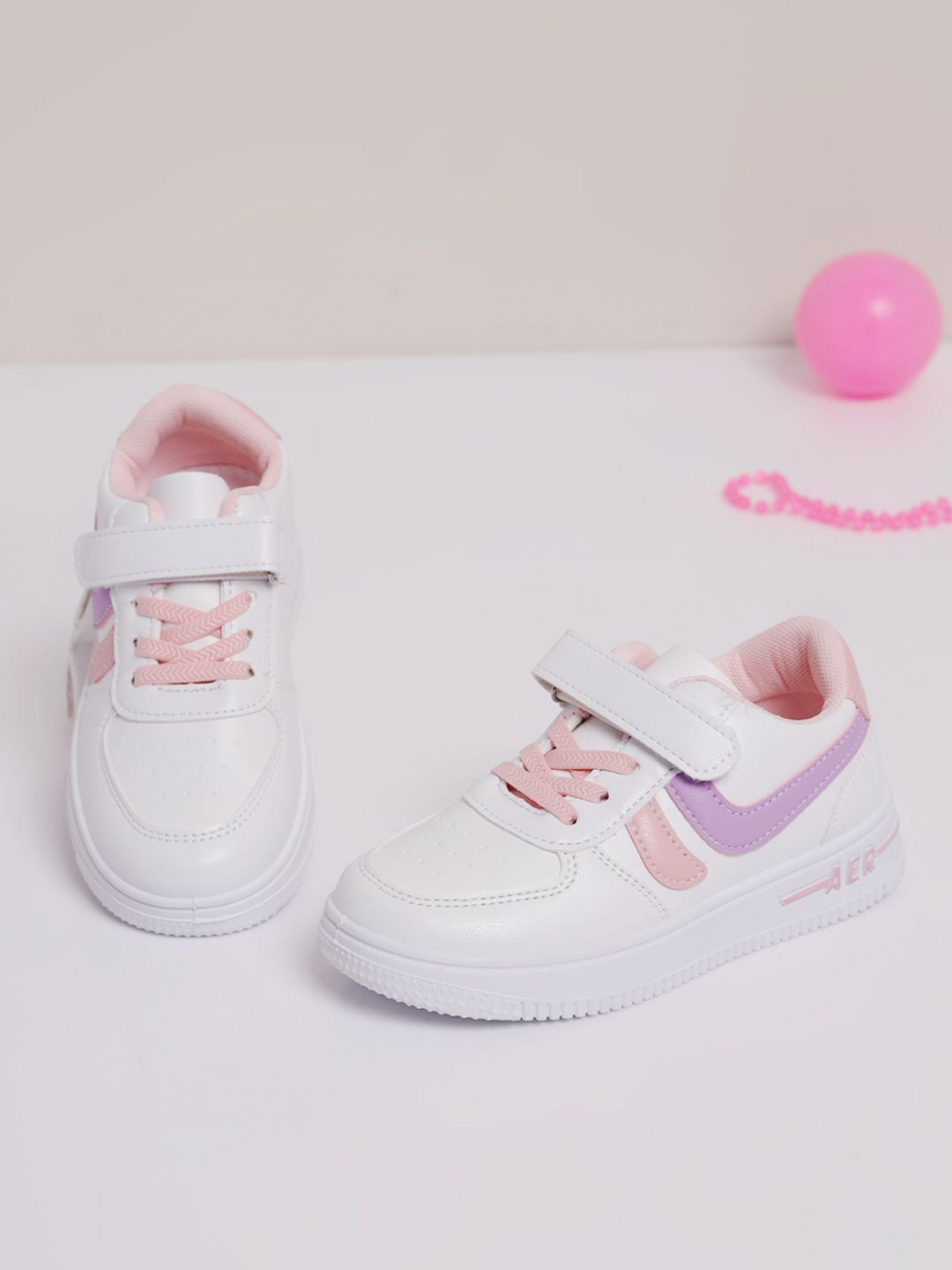 

Truffle Collection Kids RS3619 PU Velcro Sneakers, White