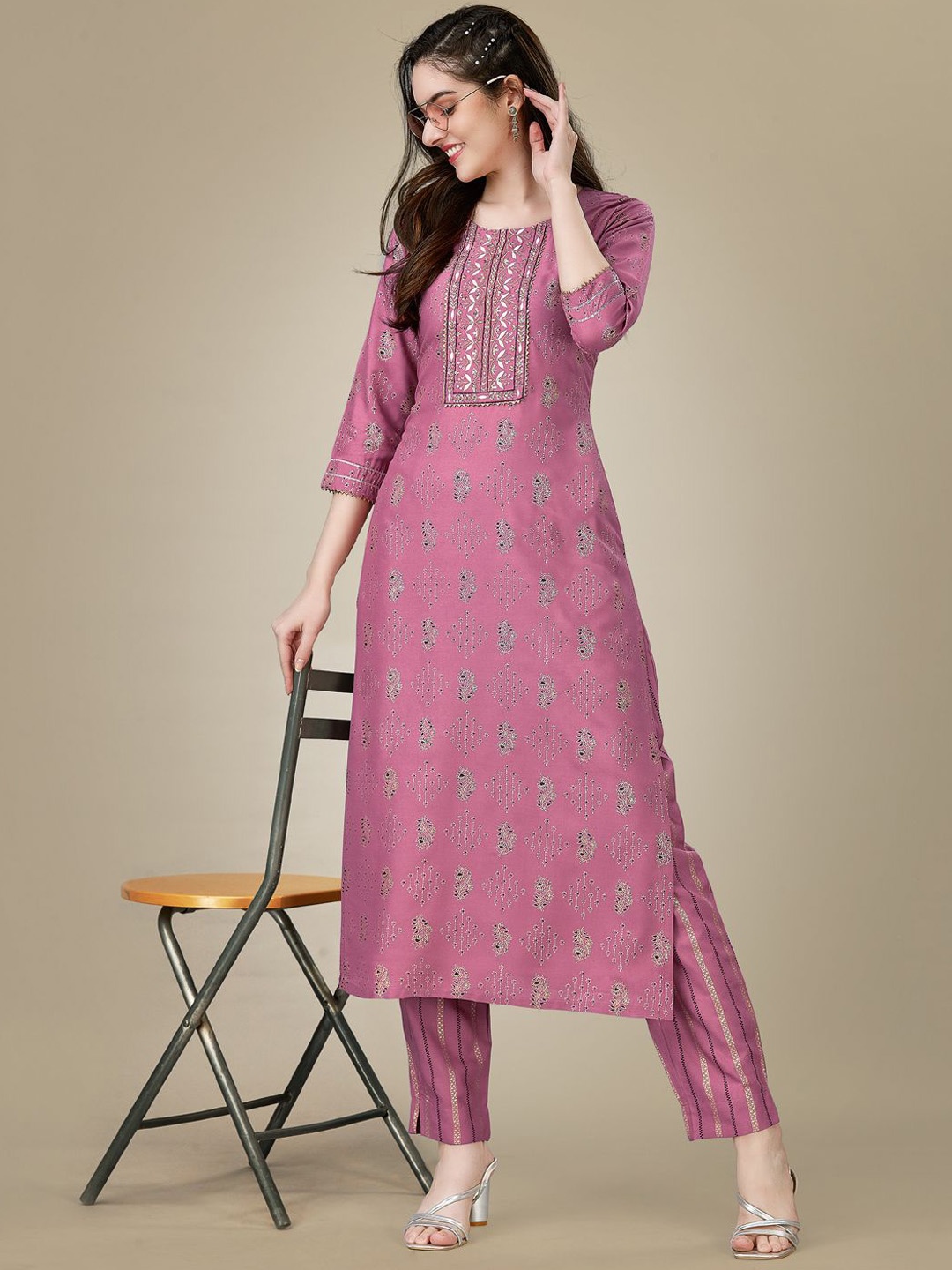 

HI FI NX Floral Embroidered Straight Kurta With Trousers, Purple