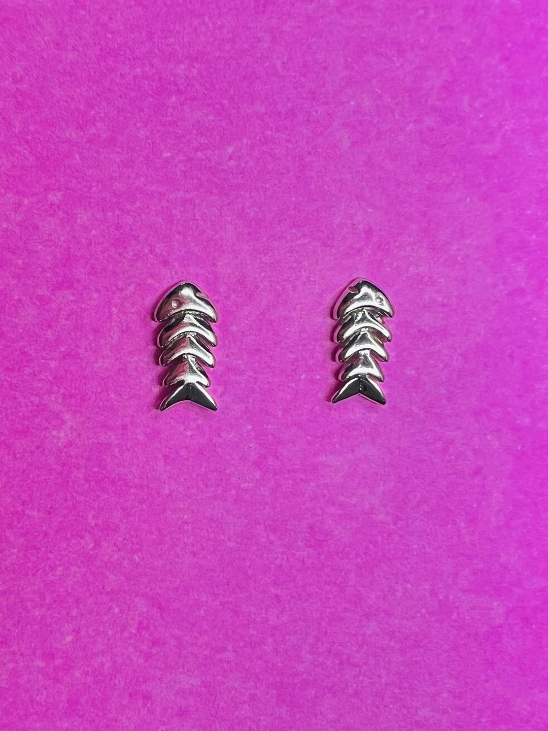 

Arte Jewels Sterling Silver American Diamond Studded Feather Shaped Oxidised Studs