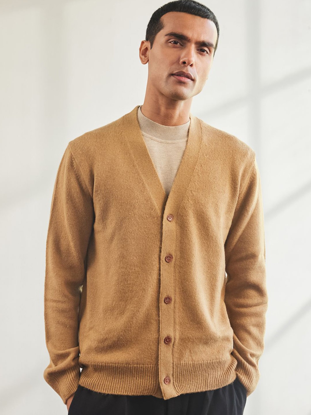 

Mr Bowerbird Men Solid Tailored Fit Classic Cardigan, Camel brown
