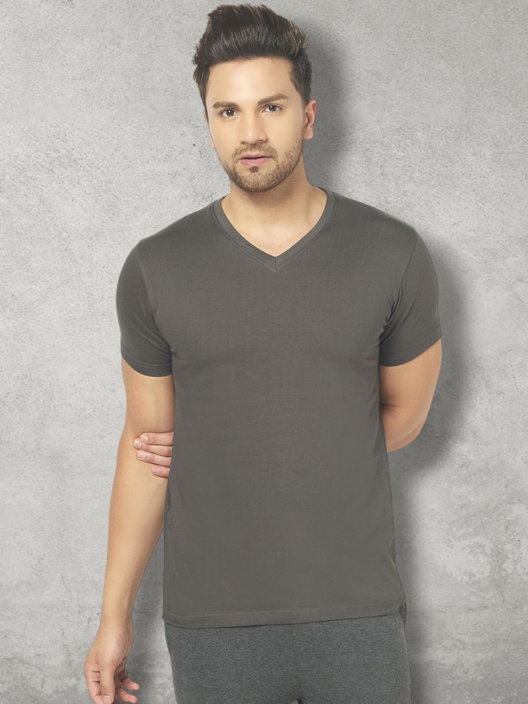 

THE DAILY OUTFITS Men Solid V-Neck Cotton T-shirt, Charcoal