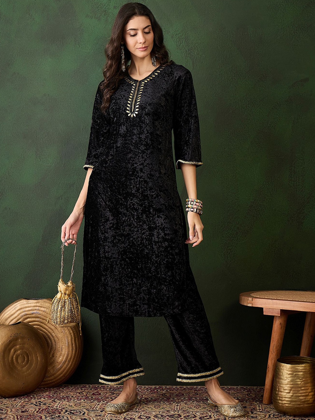 

Sangria Embroidered Straight Kurta & Trousers, Black