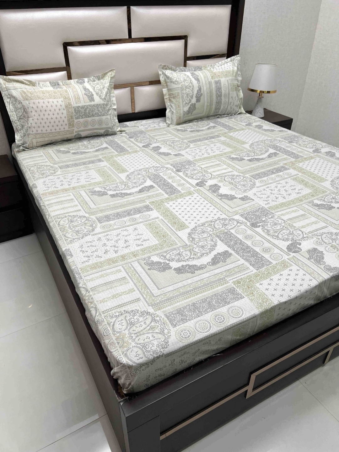 

Pure Decor Green & White Ethnic Motifs Pure Cotton King Bedsheet Set 2.74 m x 3.04 m