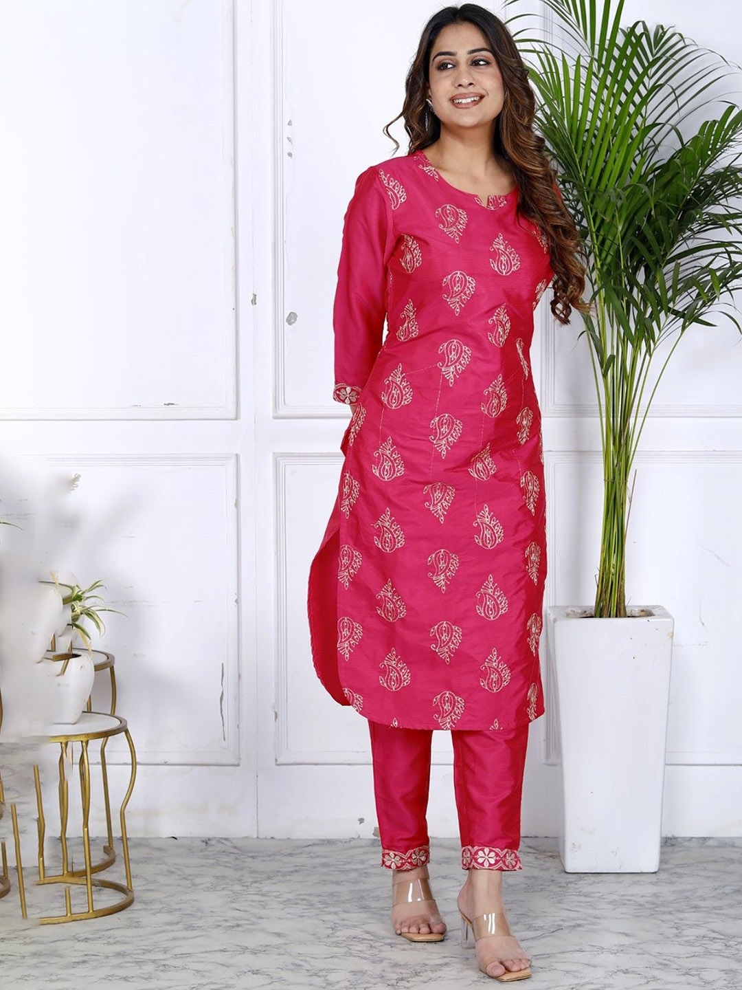 

Dwijupal Paisley Embroidered Zari Pure Silk Straight Kurta With Trouser, Red