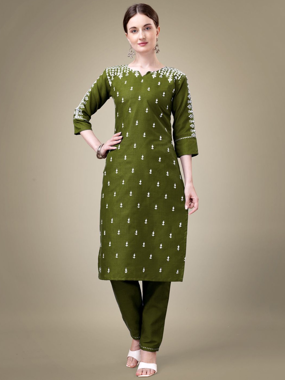 

HI FI NX Ethnic Motifs Embroidered Straight Thread Work Kurta with Trousers, Green