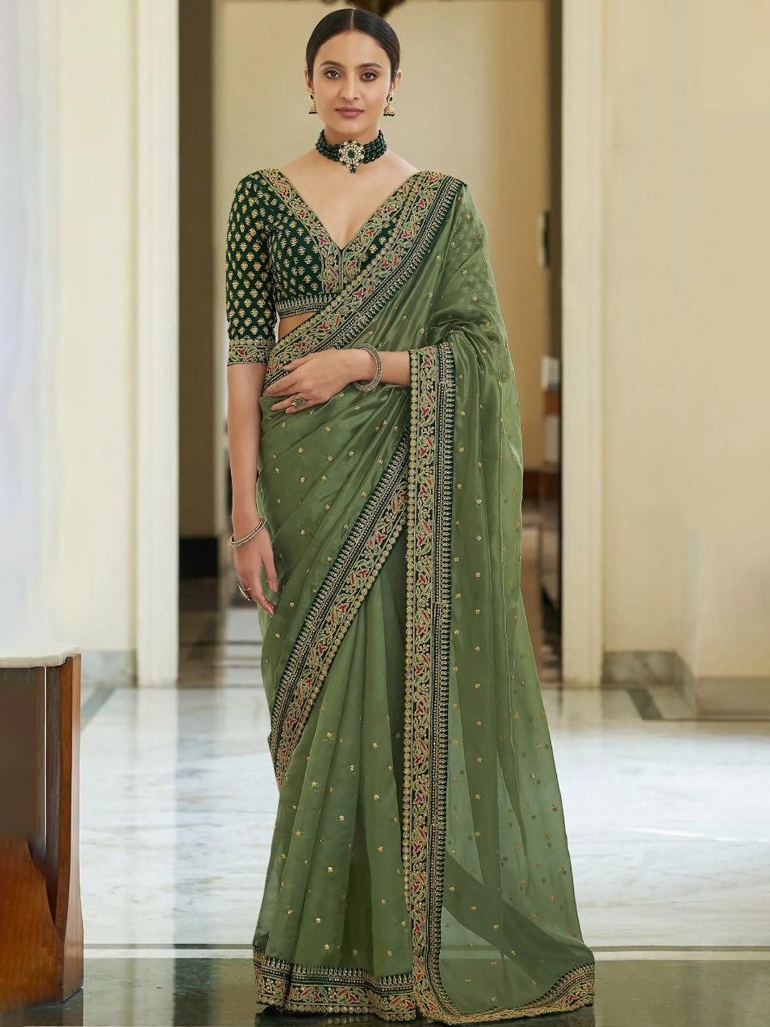

VenderVilla Floral Embroidered Saree With Blouse Piece, Green