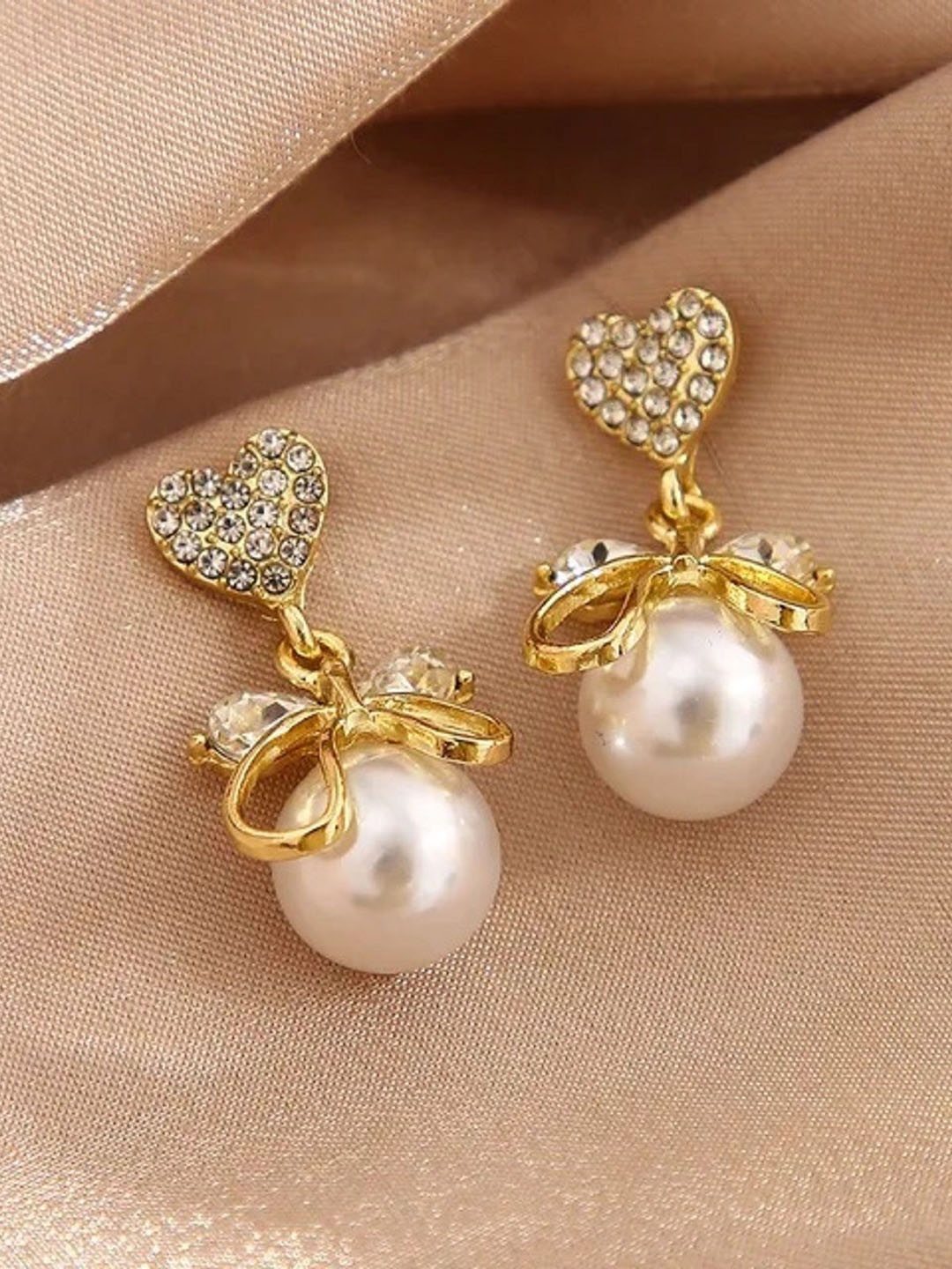 

MADDY SPACE Contemporary Studs Earrings, White