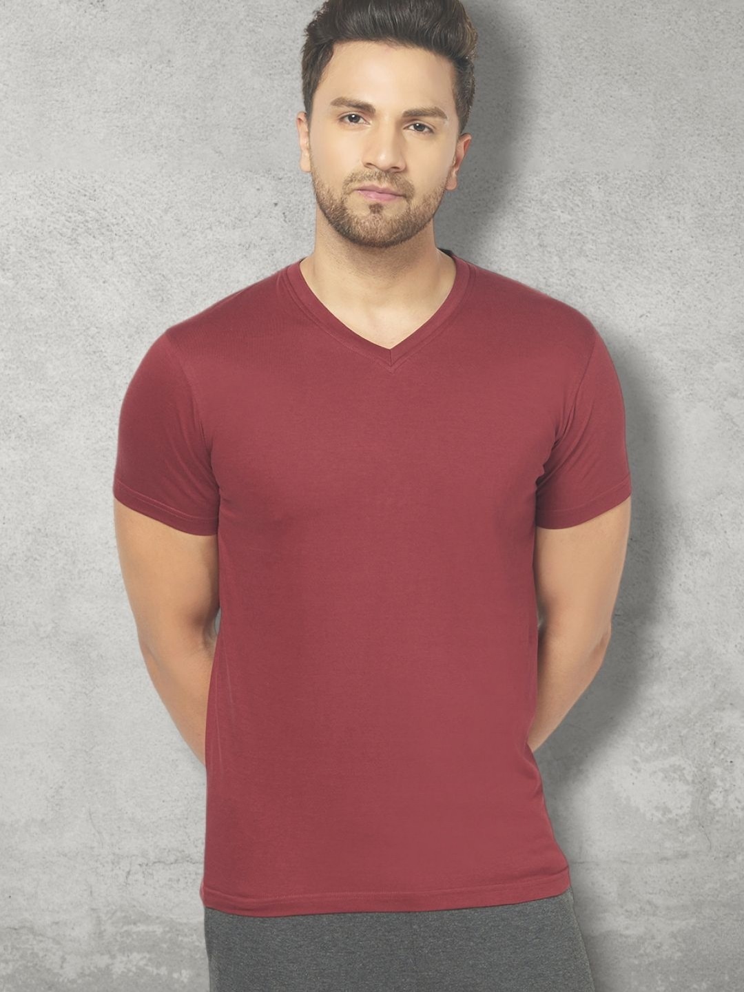 

THE DAILY OUTFITS Men Solid V-Neck Cotton T-shirt, Maroon
