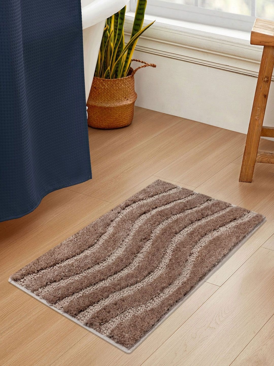 

LUXEHOME INTERNATIONAL Brown Microfibre Anti Skid Bath Rug, Coffee brown