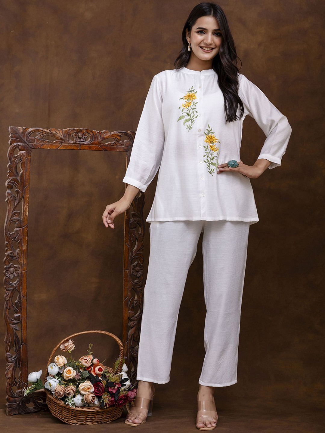 

FERANOID Floral Embroidered Mandarin Collar Three-Quarter Sleeves Shirt With Trouser, White