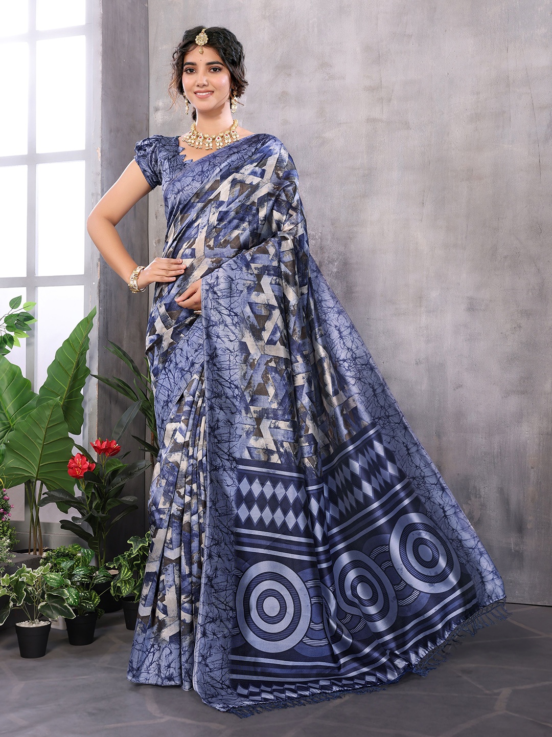 

KALINI Abstract Printed Bandhani Saree, Grey